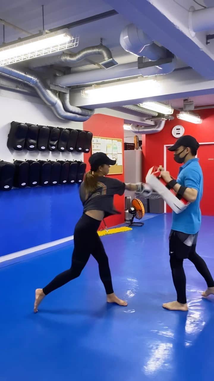 坪井ミサトのインスタグラム：「キックボクシング🥊  有酸素＋全身運動で 終わった頃にはヘロヘロ🤣 達成感半端ないよ🔥  仲間募集中🫶  先生 @ogu_3peace  いつもありがとうございます😊  #キックボクシング #全身運動 #ボクシング #格闘技 #ダイエット #diet #運動 #sport #fitness #workout #training」