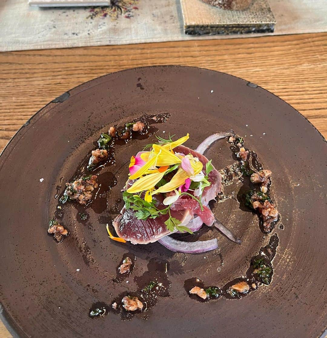 釜井美由紀さんのインスタグラム写真 - (釜井美由紀Instagram)「先日のランチ🍴 田中ちゃんから早めの誕生日祝いをしてもらいました💕 ⁡ 緑に囲まれた一軒家レストランで お料理が全部美味しかったなぁ😮‍💨❤️ バースデープレートも可愛くて感激🥹 また行きたい素敵なお店でした🌿 ⁡ ⁡ #明治神宮前 #表参道 #原宿 #表参道ランチ #lunch #eatrip #東京グルメ #田中沙朋 アナ」3月29日 16時28分 - miyuki.kamai
