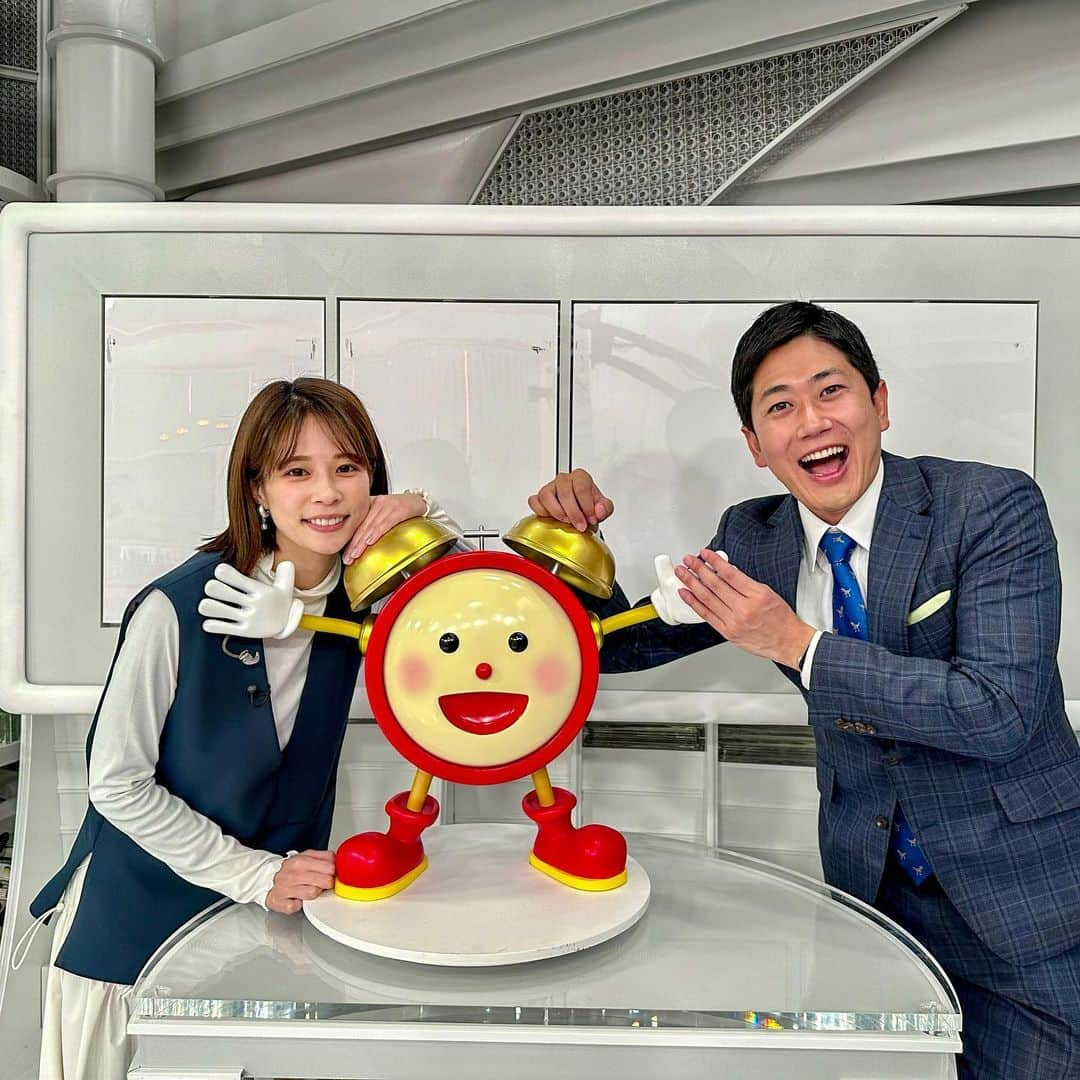 酒主義久のインスタグラム：「来週でめざましテレビは30年目！  これは視聴者の皆さん、スタッフの皆さんの尽力の賜物です！ そんな番組に携わる事ができ、改めて幸せです😊  幸せだからか、今週は「クセネクタイウィーク」でした👔 月曜プードル、火曜クジラ、今日ティラノ！  スタイリストさんに感謝です😆  #フジテレビ #めざましテレビ #30年目 #めざましくん #鈴木唯 #酒主義久 #ネクタイ #恐竜 #ティラノサウルス #クセ」