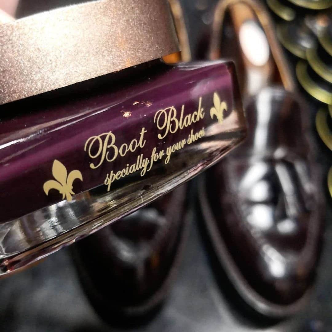 bootblack_officialのインスタグラム：「“Rose Bordeaux” is one of the best color from Boot Black. What do you think? 🥀  #columbus#bootblack#shoecare#shoeshine#shoepolish#shoegazing#shoestagram#mensshoes#mensfashion#leathershoes#highshine#madeinjapan#japanmade#japanmadeshoecare#japan#alden#aldenshoes#aldenboots#rosebordeaux#rose#burgundy#prune#beautiful」