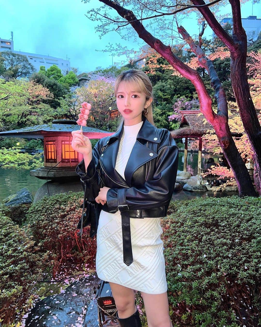 きこさんのインスタグラム写真 - (きこInstagram)「庭園がピンク色になってて可愛かった🌸💖  この日のお洋服は セットアップもライダースも @ambientofficial さんの❤︎ 可愛くてお気に入り🧚🏽‍♂️ . . #ambient #アンビエント #八芳園#日本庭園」3月29日 16時23分 - marutyome