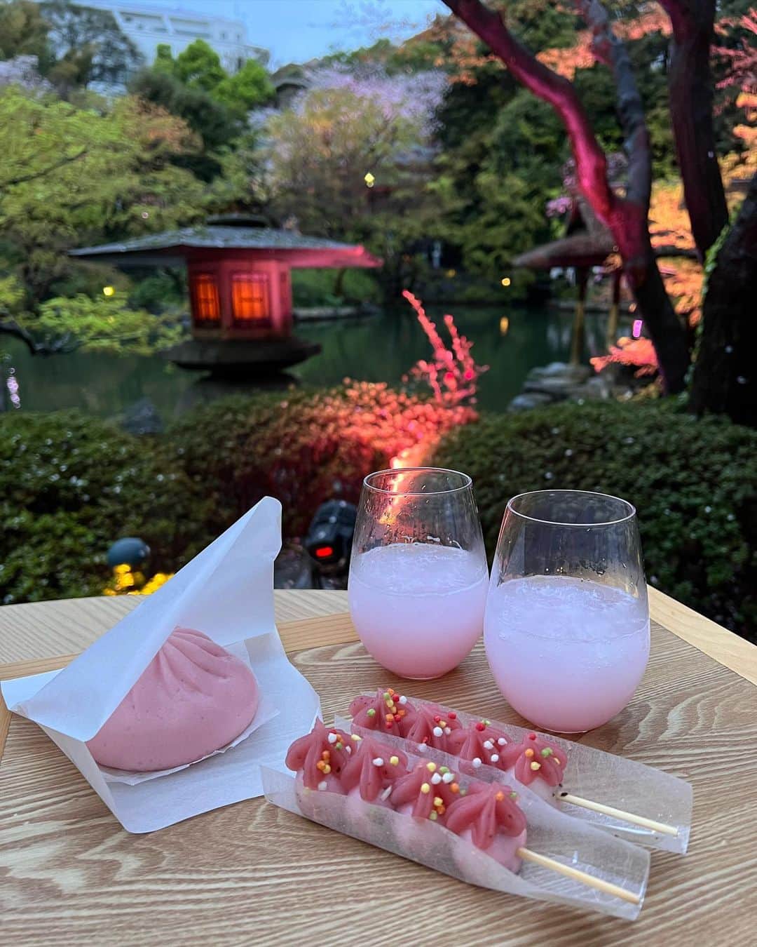 きこさんのインスタグラム写真 - (きこInstagram)「庭園がピンク色になってて可愛かった🌸💖  この日のお洋服は セットアップもライダースも @ambientofficial さんの❤︎ 可愛くてお気に入り🧚🏽‍♂️ . . #ambient #アンビエント #八芳園#日本庭園」3月29日 16時23分 - marutyome