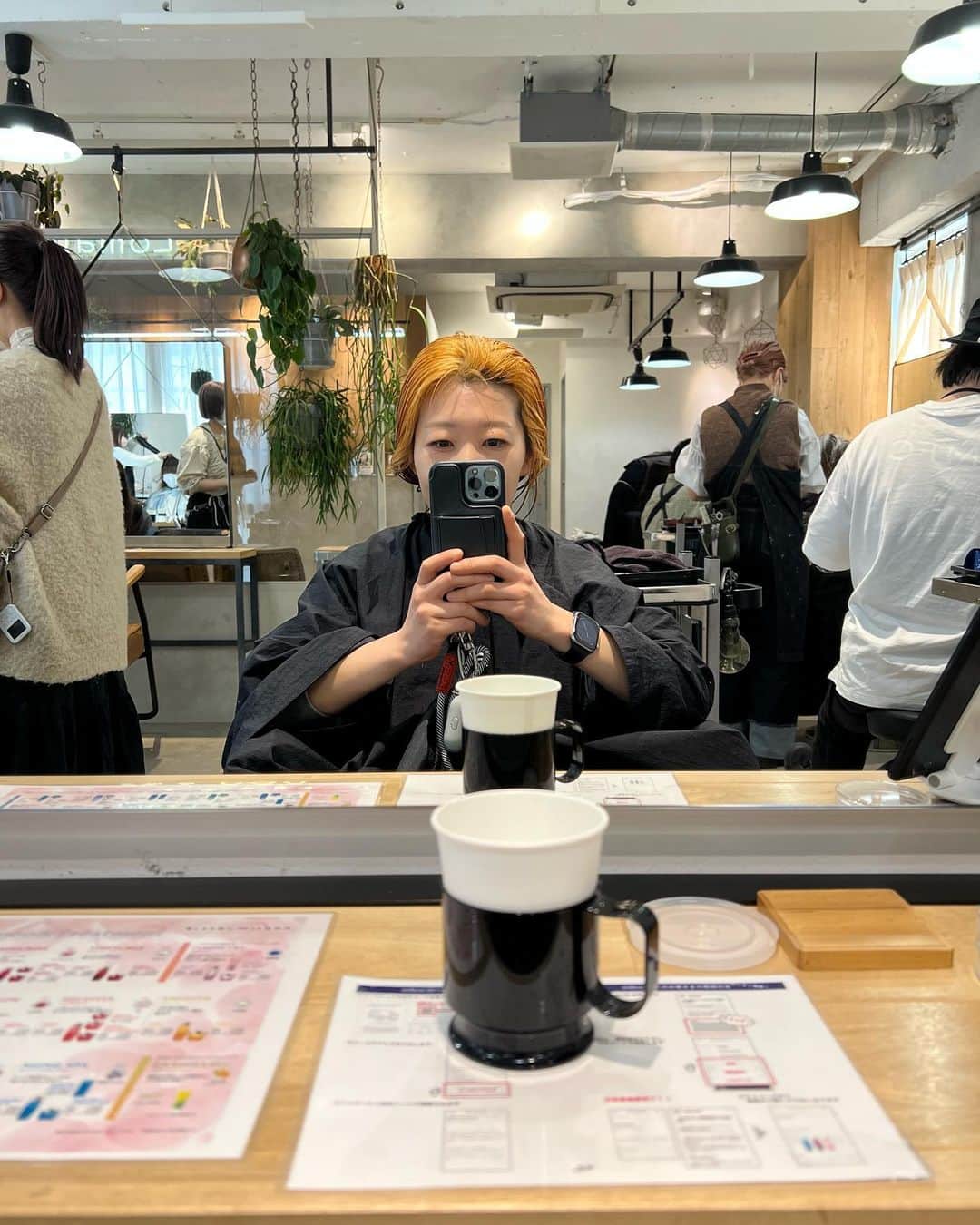 Yoshie Hamaさんのインスタグラム写真 - (Yoshie HamaInstagram)「約20年ぶりの全頭ブリーチ👩 20年前は染みるのを我慢して 施術後一週間ぐらい頭皮の皮剥けまくりましたが、 薬剤と技術の進化で、なんてことなく無事に終わりました。 色の落ち具合を楽しみたいと思います。  #全頭ブリーチ #20年ぶり #髪は丈夫そうでダメージ少ない #今度もう一回やろうかな」3月29日 16時37分 - yoshihama0423