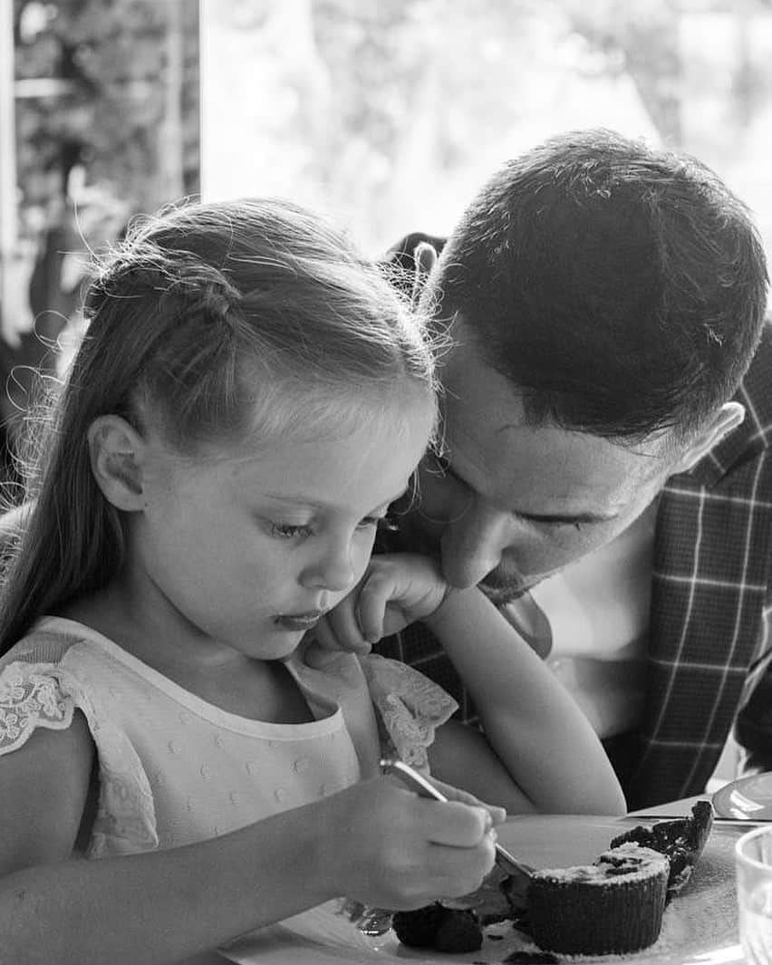 ウーゴ・ヴィエイラのインスタグラム：「O tempo voa meu Amor❤️❤️❤️ quero aproveitar todos os momentos 😘🙏 feliz aniversário para a minha Princesa🎂🎈🎊🎁🎉」