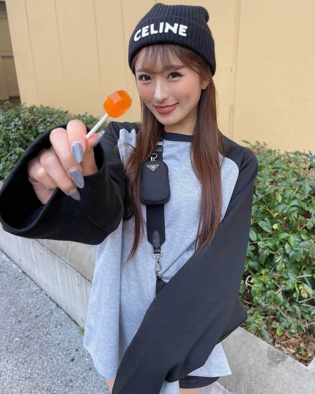 MIYABIのインスタグラム：「ちょっと味見したい〜？🍭😋  ファンの方から頂いたアンパンマンキャンディとニット帽💜  いつもありがとう🥹  4/2(日)ファンミーティングで皆んなに会えるの楽しみにしてるね💋  #cyberjapan  #ミヤビーム  #サイバージャパン  #ナイキダンク  #celine  #pradabag」