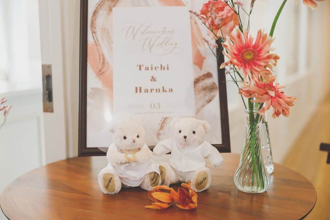 のインスタグラム：「・ ・ 🧸💐‪‪ ・ ・ ・ #プレ花嫁 #卒花嫁#結婚式 #結婚式準備#ウェディング#花嫁#ブーケ#ヴィラデマリアージュ越谷レイクタウン#カメラ#記念日#結婚式場#写真好きな人と繋がりたい #ウェディングドレス #湖#空#アットホーム#ブーケ#笑顔#自然#おうち時間#stayhome #街#wedding#dress#colour#flower#natural#green#happiness#photography #party」