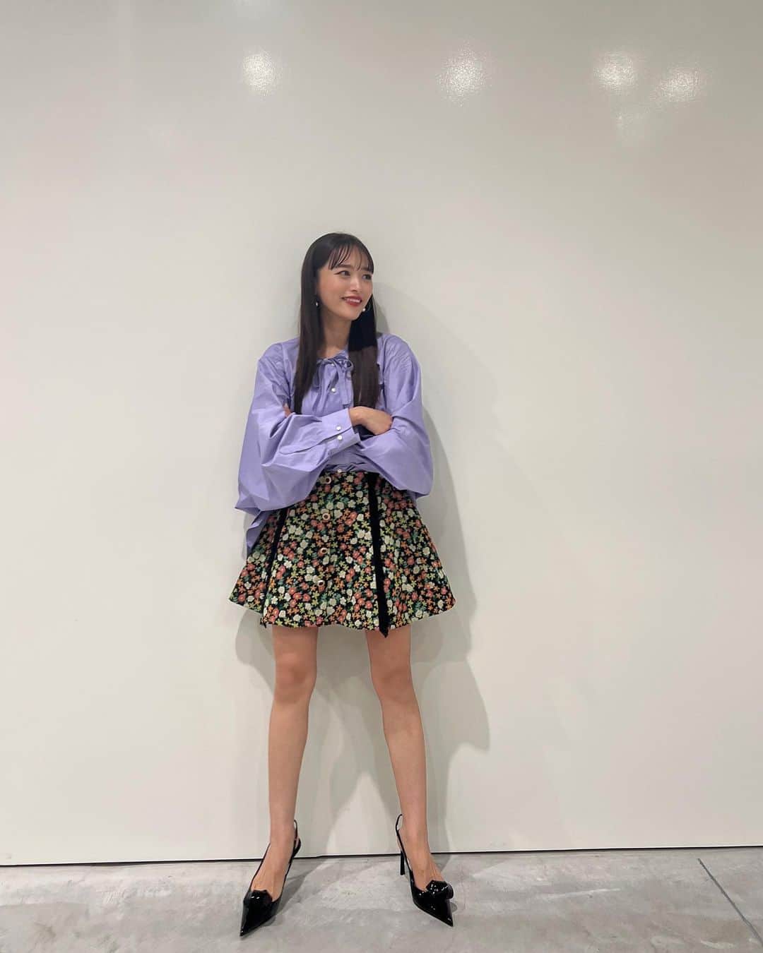 近藤千尋のインスタグラム：「千鳥かまいたちアワ〜🫧👋📺 芸人さんの奥様たちにも会えて ワイワイ楽しかった💕☺️ この衣装もとってもお気に入り❣️  #近藤千尋衣装  めずらしくお家で仕事の日は 家事がはかどるぜ🥹🧹  子供部屋を一回ひっくりかえして 仕分けしながら掃除してるんだけど 子供が帰ってくるまでに終わらなさそうで 後悔し始めてるなう。笑  ママあるあるだよね？笑😇  今日はミートパスタ！と リクエストの娘さんです✨🤍」