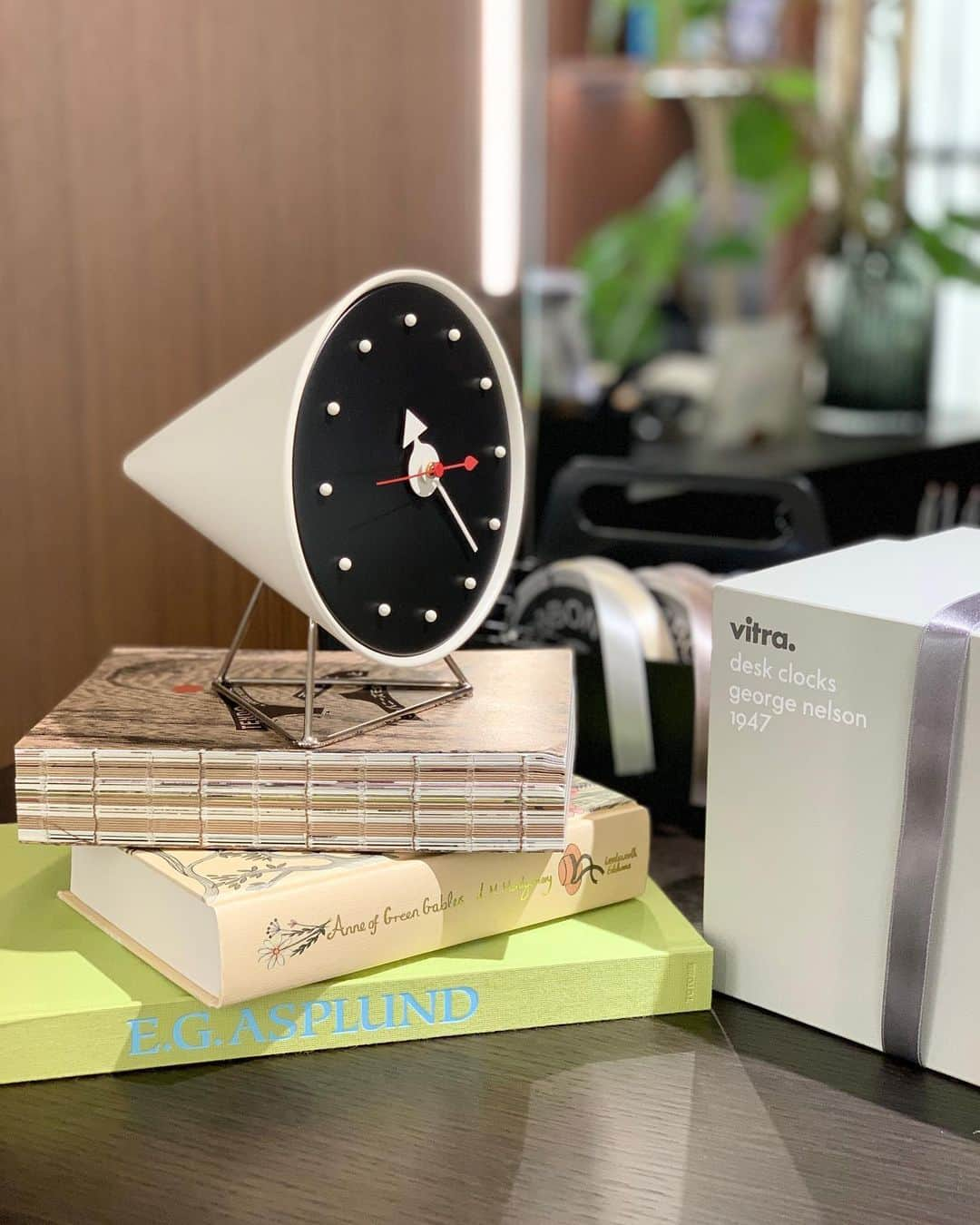 ＋PLUS（プラスショールーム）のインスタグラム：「＼Vitra Desk Clocks-Cone Clock/コーンクロック♪／   「デスク クロック」は、ジョージ・ネルソンがデザインした インテリアアクセサリーのひとつです。 従来の時計⏰のイメージとは異なり、 数字を排除し、時を刻む針とインデックスだけのシンプル構成！   とってもオシャレなデザインなのでオブジェのように 置いておくだけで空間のアクセントに。。。   名前の通りコーンの形をしていて 横からのシルエットが特徴的！ ユニークなデザインは、 何気なく時計を見る度に、 さまざまな表情を楽しめます♪ 自分へのご褒美としてはもちろん♫ 新生活やギフトなどの特別なシーンにもオススメです♡   ギフトラッピング🎁もお気軽にお声掛けください！   □Vitra    Desk Clocks-Cone Clock/コーンクロック 57,200yen（税込）   #Vitra #コーンクロック #デスククロック #時計 #インテリアアクセサリー #オブジェ #コーン #ご褒美 #ギフト #プレゼント #新生活 #恵比寿ガーデンプレイス #CREATOREwithPLUS」