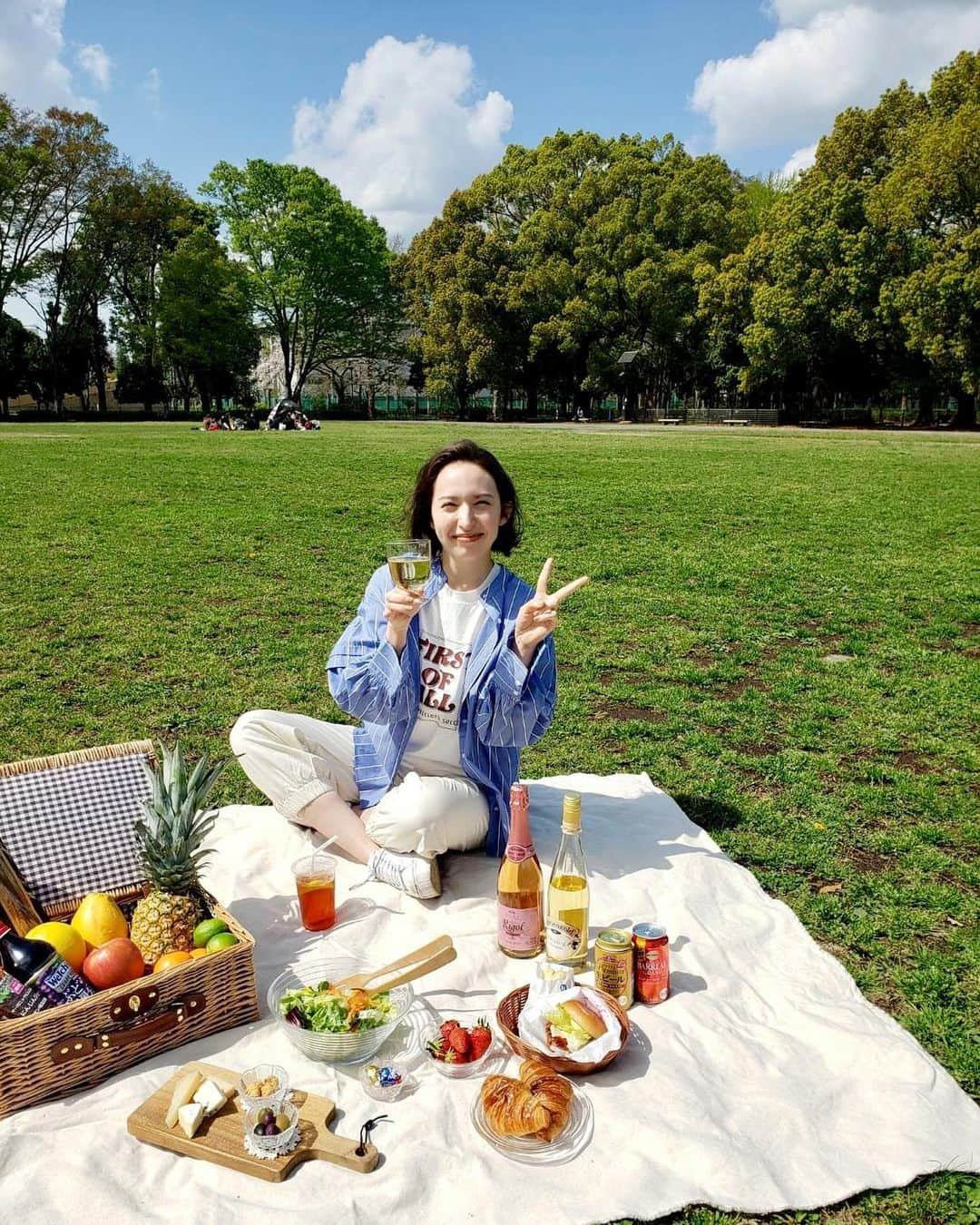 斉藤アリスのインスタグラム：「ピクニックの撮影でした♪ 天気も良くてロケ日和☀️ 公園で食べるモスバーガー最高🍔  初めて食べた埼玉のやよいひめ、 甘くて美味しかった〜🍓  4月後半から公開されます。 AEON板橋で見つけてね！  #イオン #aeon #イオン板橋 #aeon板橋 #ピクニック #ピクニックコーデ #picnic #picnicday #やよいひめ #埼玉わっしょい」