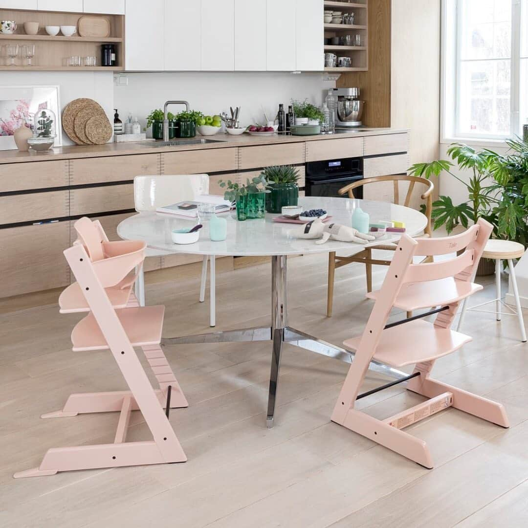 Stokke Japanさんのインスタグラム写真 - (Stokke JapanInstagram)「「セレーヌピンク」 皆さんの周りの桜は咲きましたか？ セレーヌピンクは春の訪れを感じさせる桜の花びらからイメージを得た色です。 北欧では、“自然回帰”は単なるトレンドではなく、時節を問わず生活そのものとなっています。冬の降り積もる雪も楽しいけれど、寒くて、暗くて、長い冬の終わりをつげる、あたたかくて明るい春の第一報を心待ちにしていることも確かです。 そんな北欧の人々が喜びにあふれる、あたたかい春の明るさをおうちの中でも楽しめるのがセレーヌピンクです。まだ寒さを感じる中にひっそりと顔を出す桜の花のように優しくかわいらしい色です。  #ストッケ #トリップトラップ #stokke #stokketripptrapp #トリップトラップチェア #トリップトラップベビーチェア #子育て #子育てグッズ #育児 #ベビーチェア #ベビーグッズ #インテリア #北欧インテリア #木製家具 #ハイチェア #高さ調節可能なチェア #家具 #赤ちゃんのいる生活 #カラーバリエーション #離乳食 #離乳食準備 #離乳食グッズ #子ども椅子 #子供椅子 #セレーヌピンク #SerenePink #桜色 #ピンク #ピンクが好き #春が来た」3月29日 16時55分 - stokkejapan