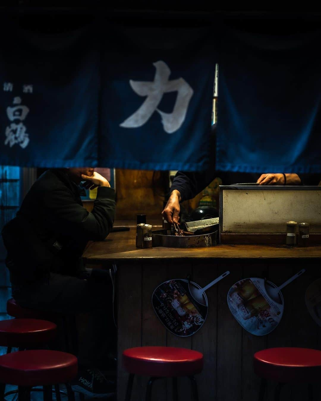 田村幸士さんのインスタグラム写真 - (田村幸士Instagram)「. enjoy your Japan🍶 . . . . . . . —— ✂︎ —————— #photo_jpn #discovertokyo #wu_japan #jp_gallery #tokyocameraclub #lovers_nippon  #aestheticsjapan #japan_vacations #best_tokyo_photos #unknownjapan #japanfeatured #citykillerz #streetshared #streets_vision #streetclassics #urbanandsteeet #uas10K #shotzdelight #omoideyokocho #shinjukutokyo #sake #japanesetraditional #japanesesake #japaneserestaurant #japaneseculture #sonyalpha7c #思い出横丁 #日本の風景 #角打ち #カブト」3月29日 16時48分 - kojimg