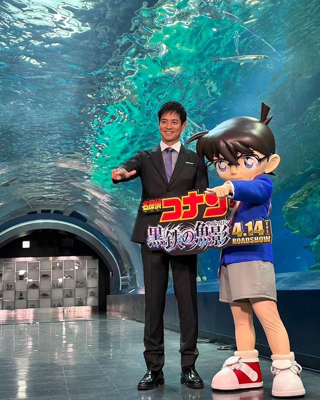 沢村一樹さんのインスタグラム写真 - (沢村一樹Instagram)「.  コナン君と、水族館デートしてきました♪  5時起きでw  #名探偵コナン  #黒鉄の魚影  #4月14日公開」3月29日 16時49分 - ikki_sawamura_official