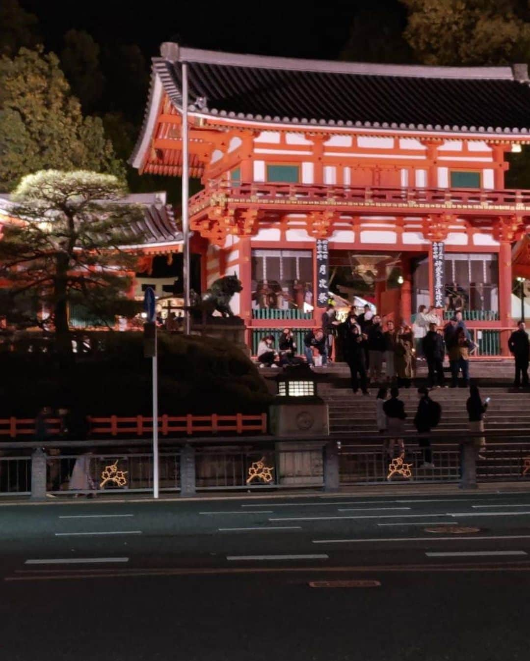 小柳ルミ子さんのインスタグラム写真 - (小柳ルミ子Instagram)「京都八坂神社の 枝垂れ桜🌸  京都の友人が送ってくれました☺️  皆さんはお花見なさいましたか❓  私は今年も出来ませんでした🤣  友人が送ってくれる写真で お花見気分🌸  京都は凄い観光客だそうです🤣 外国人も多いそうですよ😵  日常が戻って来たようですね☺️  大好きな京都 行きたいなぁ〜🥰💕  ⠀  #京都 ⠀ #八坂神社 ⠀ #桜 ⠀ #枝垂れ桜 ⠀ #桜スポット ⠀ #友人 ⠀ #夜桜 ⠀ #夜桜ライトアップ ⠀ #観光客 ⠀ #京都大好き ⠀ #情緒 ⠀ #華麗 ⠀ #美しい ⠀ #日本の春 ⠀ #お花見 ⠀ #京都行きたい」3月29日 16時50分 - rumiko_koyanagi