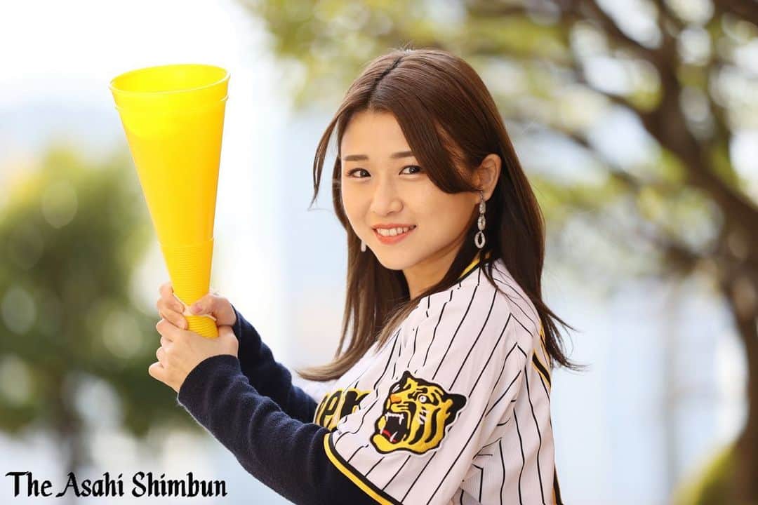 のインスタグラム：「【30日の朝刊】 朝日新聞さん 『プロ野球開幕特集』 紙面&デジタル版 河野万里奈がドンと載ります😭⚾️🌸 12球団の愛する選手さんについて語らせていただきました！！ 紙面ひと足先に拝見しましたがバリバリかっこいいです、、 ぜひ捕球してください！！ 部屋に貼ってください！！！  取材してくださったのは朝日新聞・大坂尚子さん 大坂さんご自身が野球愛に溢れているからこその深く掘り下げたインタビュー 安心して全力の愛を垂れ流すことができました たまに普段取材される時の選手さんの裏話をいち野球ファンとしてたずねたりしても、快く教えてくださいました☺️ 本当にありがとうございました✨ また開幕後もよろしくお願いいたします！！！  📰紙面 コンビニや朝日新聞販売店ASAでご購入いただけます✨ 📱デジタル版 配信されたらURLを貼ります✨」