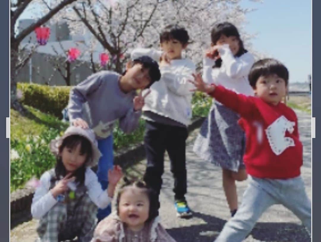 結花子さんのインスタグラム写真 - (結花子Instagram)「いとこ6人組🫶 毎回、長く実家にいると東京に帰りたくない病にかかってしまう🥲 . #仲良し　#いとこ #大好き　#実家 #東京に帰りたくない #春　#spring #cherryblossom  #お花見」3月29日 16時56分 - yukako_chupapi