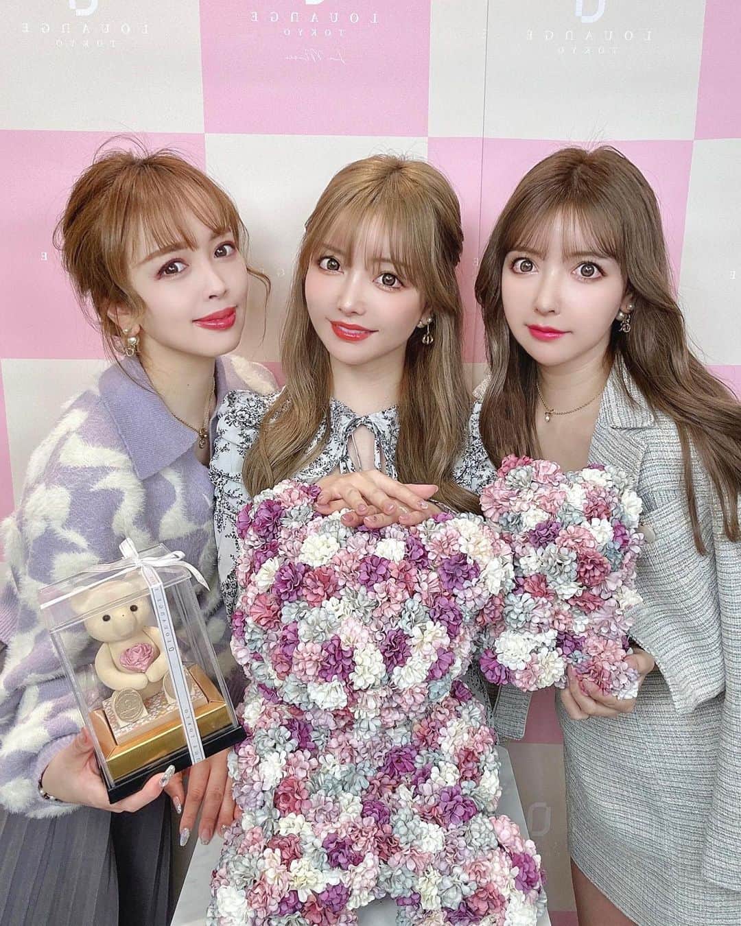吉川ちえのインスタグラム：「【🧸🎀🧸🎀🧸🎀】 . こんにちは😊✨ 昨日るみちゃんとちかさんと 🌸LOUANGE TOKYO 🌸 （ @louange_tokyo ） （ @louangetokyo_lemusee ） . のMother's Day collection~ 2023~ 展示会に行ってきました😙❤️❤️ ・ 可愛いケーキやチョコがあって 見た目も可愛くて味も美味しかった🙋‍♀️‼️ 母の日のギフトにぴったり🎁✨ . ✅Louange tokyo lemusee • 中央区銀座1-9-5 #louangetokyo #louangetokyolemusee #afternoontea #ルワンジュ東京 #ルワンジュ東京ルミュゼ」
