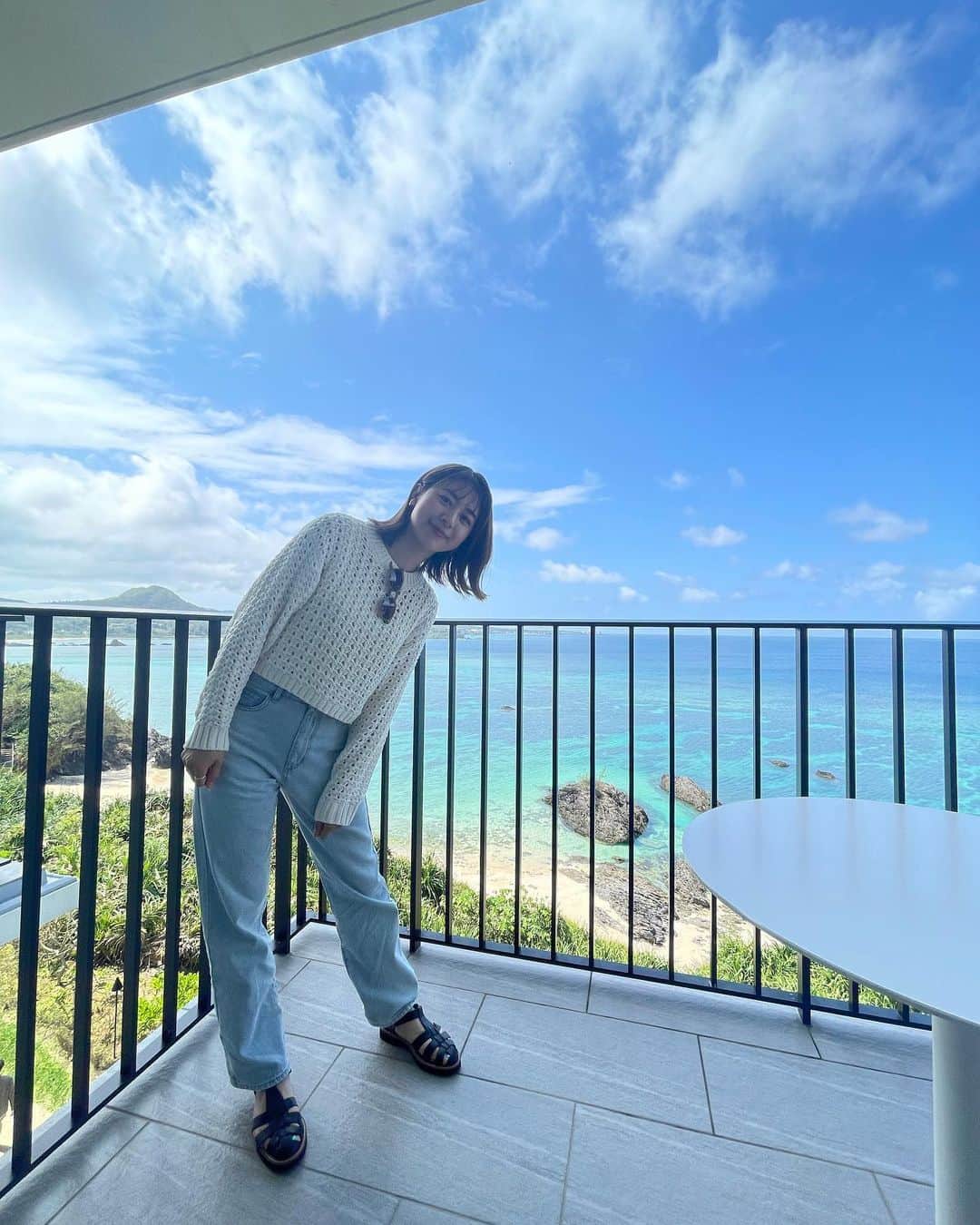 栗原里奈さんのインスタグラム写真 - (栗原里奈Instagram)「✴︎ 今年度も残りわずかですね〜 来年度は社会人11年目... 時の流れの速さにびっくりです。  10年目を締めくくる沖縄旅行は女子2人ですこーし奮発✨ 海が見える最高のロケーション、素敵なホテルに宿泊しました🥰  この旅行のために三脚付き自撮り棒を買いまして大活躍！！  生まれ変わったらカメラマンになってみたいみさきちとヘアメイクさんをしてみたい私とで、写真撮りあったりヘアメイクさせてもらったり🥹  のんびり、ただそれ以上にとてもアクティブに過ごしました🥰w  まだまだ載せたい写真あるのでもう暫くお付き合いください😘  #林美沙希#アナウンサー#笑顔#癒し#満点#カメラマン#ヘアメイク#生まれ変わったら #沖縄旅行 #沖縄#女子旅##trip#holiday#okinawa」3月29日 16時54分 - rina__kurihara