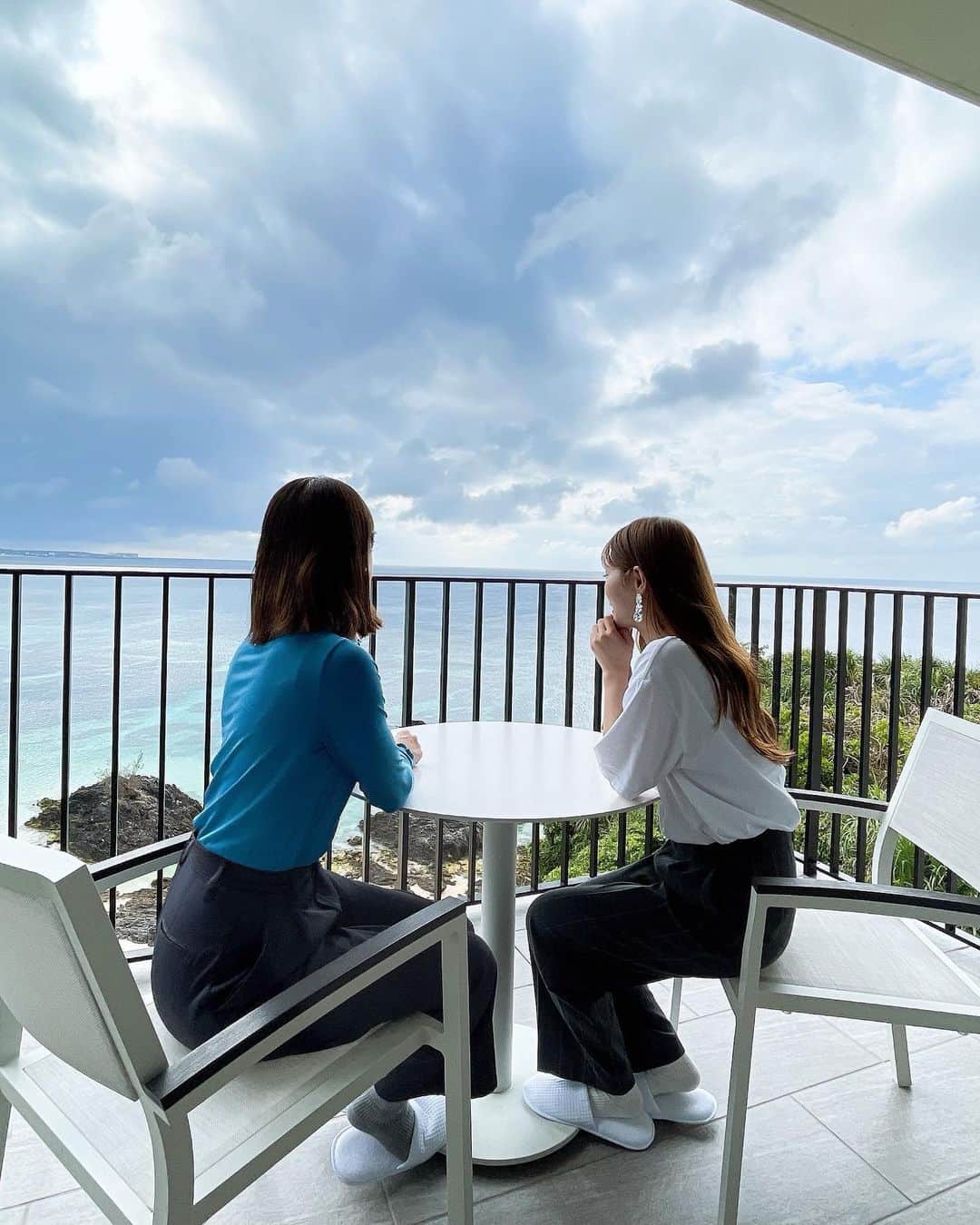 栗原里奈さんのインスタグラム写真 - (栗原里奈Instagram)「✴︎ 今年度も残りわずかですね〜 来年度は社会人11年目... 時の流れの速さにびっくりです。  10年目を締めくくる沖縄旅行は女子2人ですこーし奮発✨ 海が見える最高のロケーション、素敵なホテルに宿泊しました🥰  この旅行のために三脚付き自撮り棒を買いまして大活躍！！  生まれ変わったらカメラマンになってみたいみさきちとヘアメイクさんをしてみたい私とで、写真撮りあったりヘアメイクさせてもらったり🥹  のんびり、ただそれ以上にとてもアクティブに過ごしました🥰w  まだまだ載せたい写真あるのでもう暫くお付き合いください😘  #林美沙希#アナウンサー#笑顔#癒し#満点#カメラマン#ヘアメイク#生まれ変わったら #沖縄旅行 #沖縄#女子旅##trip#holiday#okinawa」3月29日 16時54分 - rina__kurihara