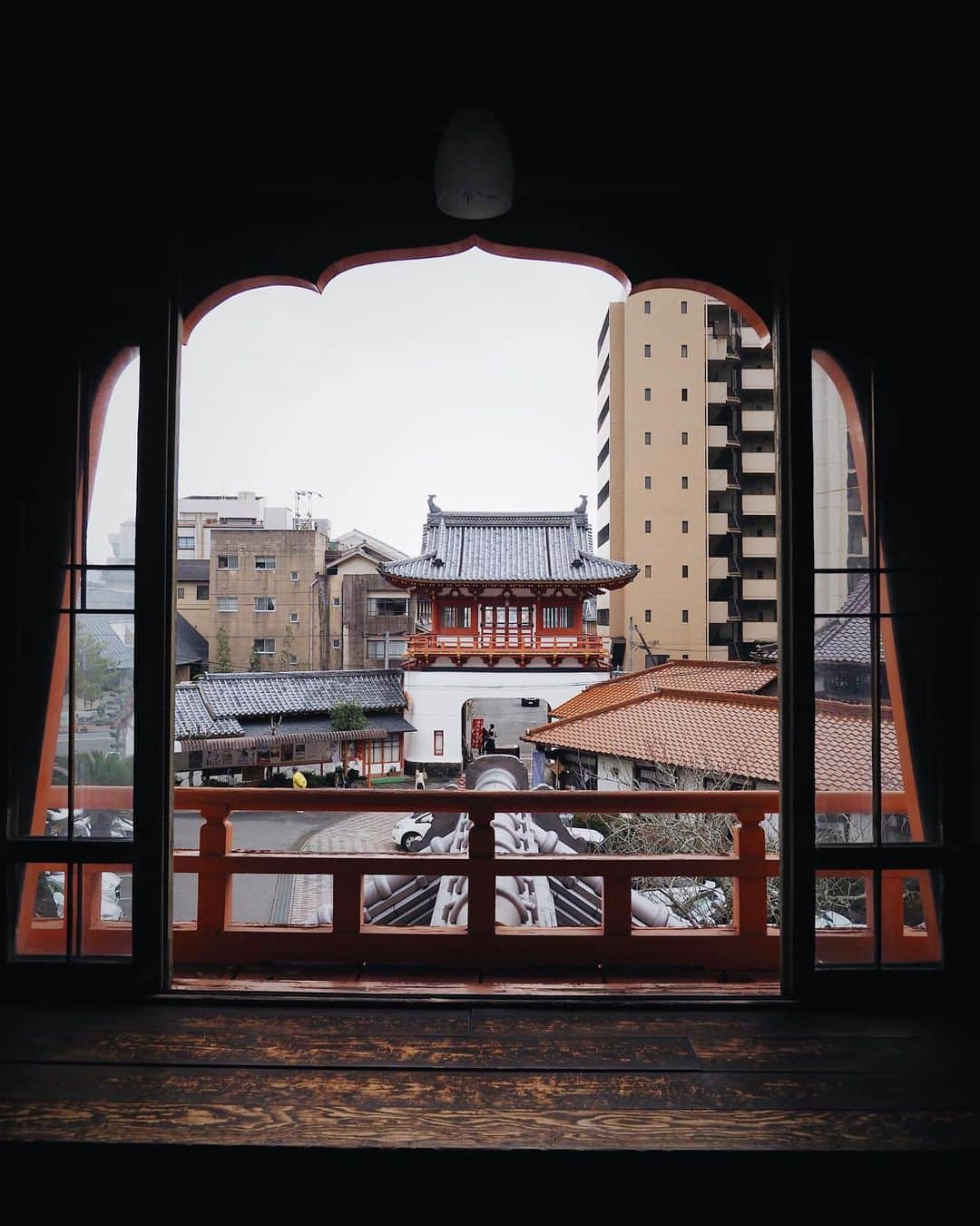 櫻井千尋さんのインスタグラム写真 - (櫻井千尋Instagram)「. Spot ✈︎ West Kyushu, Saga & Nagasaki. . 佐賀⇔長崎を繋ぐ西九州新幹線が開通！博多から "リレーかもめ" に乗り、武雄温泉駅で西九州新幹線かもめに乗り換えて、佐賀と長崎の旅へ行ってきました！ @nishikyushu.kaiten  し・か・も！乗ってみたいと思っていた 観光列車 ふたつ星４０４７に乗れることに🤩 (写真 1〜3枚め)  JR九州には様々な観光列車があり、その多くが 水戸岡鋭治氏デザインの列車でどの列車も細部まで美しく異空間に来たかのような内装でうっとりするかっこよさ、、🤤💕  ふたつ星４０４７だけでなく、かもめも水戸岡鋭治さんデザインです☝🏻(細部まで美しい✨)  佐賀や長崎へは基本車で行くことが多かったんだけど、ふたつ星の車内は、海の上を走っているような錯覚を起こす景色を見ながらゆっくりした時間を楽しめました。  そしてお宿は佐賀の嬉野温泉にある「和多屋別荘」に宿泊。 ( 写真 4〜6枚め )  館内は広くてデンマークの家具やランタンアートが点在していて、お土産ショップや足湯、書店などがあり泊まるだけじゃなく館内で楽しめることがいっぱい！嬉野の魅力がギューッと詰まったお宿でした。日本三大美肌の湯と言われる嬉野温泉の泉質が最高すぎて3回も入浴♨️しっかり堪能🧖🏻‍♀️  次の日は無農薬、減農薬栽培に取り組んでいる嬉野茶の歴史や淹れ方などを伝えている 「ティーツーリズム」を体験。( 写真 7〜8枚め )  今回はあいにくの雨で和多屋別荘内で行われましたが、煎茶・紅茶・釜炒り茶の3種類をコンシェルジュの方が説明しながら淹れてくださりお茶菓子と共にいただけます。 今まで飲んでたお茶とは比べ物にならないくらい深さがあり、お茶の種類、淹れ方、温度など細かな違いで全く味が変わるお茶に魅了されました✨ 天気がいい日は茶畑の中に点在する茶室でお茶と景色を楽しむことができるそう！これはリベンジしたい🍃  最後は武雄温泉 楼門へ。(写真 9〜10枚め)  父の故郷が武雄温泉で毎年行ってるんですが、 実は楼門をまじまじと見学するのは初めてで🫢 東京駅を設計した辰野金吾氏による設計で釘を1本も使っていない建物で温泉地の中にあってなんだか竜宮城に来たみたいな気分に🧞‍♀️  武雄温泉新館から見た楼門もかっこいい✨  まだまだたくさん佐賀と長崎のスポットを巡ったので順次載せていこうと思います☺️  #JR九州 #西九州新幹線 #かもめ #ふたつ星４０４７ #西九州開店 #genic_mag #genic_japan」3月29日 17時04分 - chihirosakurai