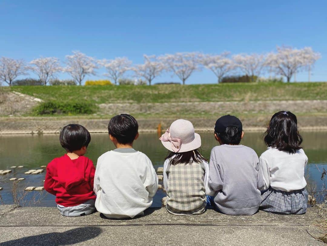 結花子のインスタグラム：「いとこ6人組🫶 毎回、長く実家にいると東京に帰りたくない病にかかってしまう🥲 . #仲良し　#いとこ #大好き　#実家 #東京に帰りたくない #春　#spring #cherryblossom  #お花見」