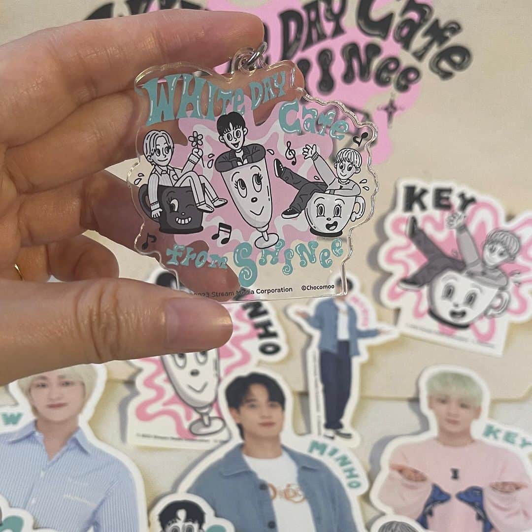 chocomooのインスタグラム：「WHITEDAY Cafe from SHINee  until April 16th🌸✨  ☕️ #WHITEDAYcafefromSHINee 🎤 #SHINee 🖋 #Chocomoo」