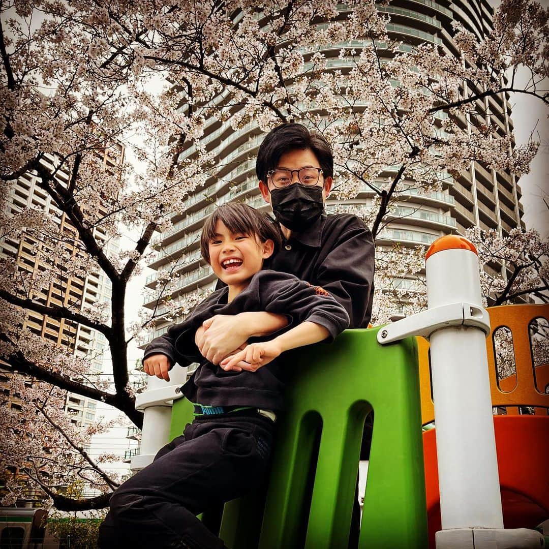 篠宮暁さんのインスタグラム写真 - (篠宮暁Instagram)「９回目。 息子はでかくなっていくが 花粉用のメガネは変わらない。」3月29日 16時58分 - shinomiyaakira