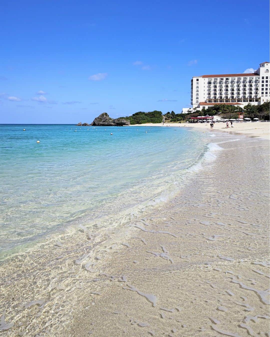 ホテル日航アリビラ 公式Instagramさんのインスタグラム写真 - (ホテル日航アリビラ 公式InstagramInstagram)「アリビラの目の前には透明度の高い美しい海が広がっています。潮風が気持ちのよいこの季節にのんびりと波打ち際をお散歩すると、何とも言えない贅沢な時間を感じることができます。  #okurahotels #nikkohotels #oneharmony #hotelnikkoalivila #alivila #hotelnikko #resort #okinawa #yomitan #ホテル日航アリビラ #アリビラ #ホテル日航 #リゾート #沖縄 #読谷 #海 #空 #旅 #癒し #マリンスポーツ #アクティビティ #非日常 #風景 #絶景 #ビーチ #自然 #潮風 #スパニッシュコロニアル」3月29日 17時00分 - hotelnikkoalivila