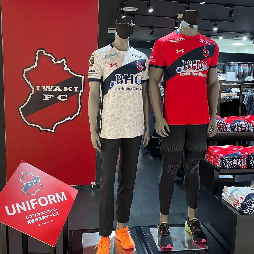 のインスタグラム：「【2F UNDER ARMOR CLUB HOUSE】 UNDER ARMOR CLUB HOUSEでは今季J2に昇格し日々奮闘しているいわきFCのレプリカユニホーム、マフラータオル販売中⚽ユニホーム購入者には背番号圧着サービス❗️ユニホームを着てみんなでいわきFCを盛り上げよう🎉  #ラトブ #いわき市 #UNDERARMORCLUBHOUSE #いわきFC #サッカー #J2 #レプリカユニホーム」