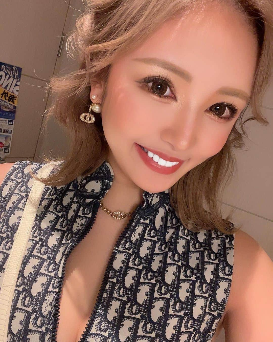 藤咲ひなたさんのインスタグラム写真 - (藤咲ひなたInstagram)「笑顔は人を幸せにする。 笑う門には福来る。  どんな時も笑顔で。 毎日意識してる事の１つ。  笑えればどんなに辛くてもきっと絶対いい事が起きる。  自分を本当に大切にしてくれる人は、辛い時に笑顔にさせてくれる人  #笑顔 #smile #happy」3月29日 17時13分 - laputa_hinata