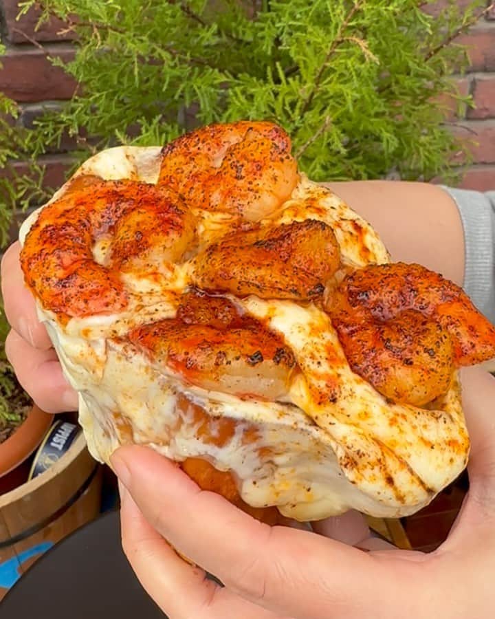 のインスタグラム：「とろけるチーズのシュリンプぱん‼︎ 🍤🍤🍤🍤🍤🍤🍤🍤🍤🍤  “That has too much cheese on it. Said no one Ever!”  スパイシーに焼き上げた、 ぷりぷりシュリンプをとろとろチーズと一緒に！  たまらんです😋😋😋  . . . . #とろけるチーズのシュリンプぱん #エビ  #shrimp  #cheeseshrimp  #cheese  #チーズ  #海老 #กุ้ง  #虾  #새우  #タルタルソース  #東京グルメ  #三軒茶屋ランチ  #世田谷線カフェ  #パンスタグラム  #東京カフェ  #三軒茶屋カフェ #三軒茶屋  #foodporn #三茶カフェ  #三茶 #田園都市線カフェ #コーヒーアンドトースト  #coffeeandtoast」