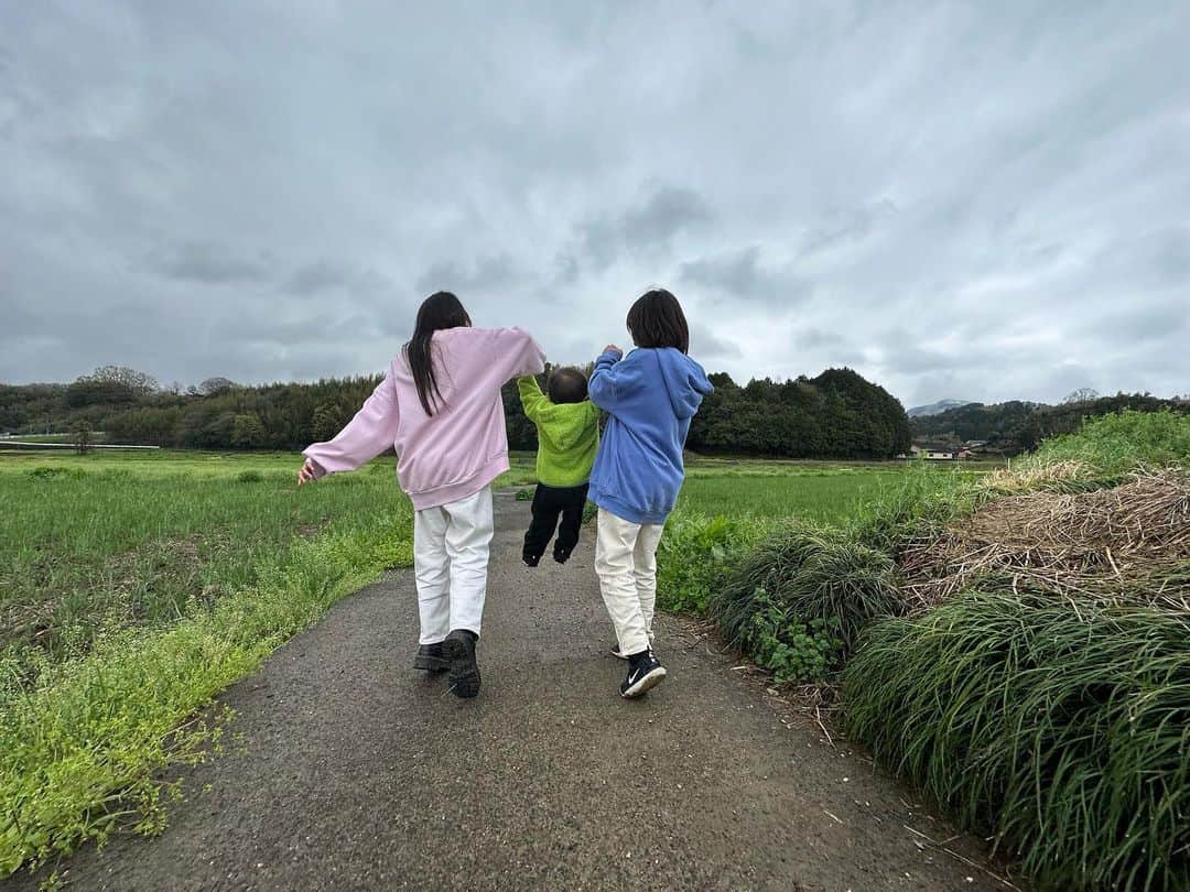 江原千鶴（エハラチヅル）のインスタグラム：「春休み、1年ぶりに大分の実家へ🌸 やっぱり安心するなぁ〜☺️  飛行機が高くなったと思ったら、飛行機は小学生でも12歳から大人料金なんだね‼️  今日は臼杵の公園で草すべりして、みそソフトクリームを食べました🍦  三姉妹は妹ファミリーに福岡に連れて行ってもらってて、かなり楽しんでるみたい❣️  #実家#大分市#春休み#帰省中」