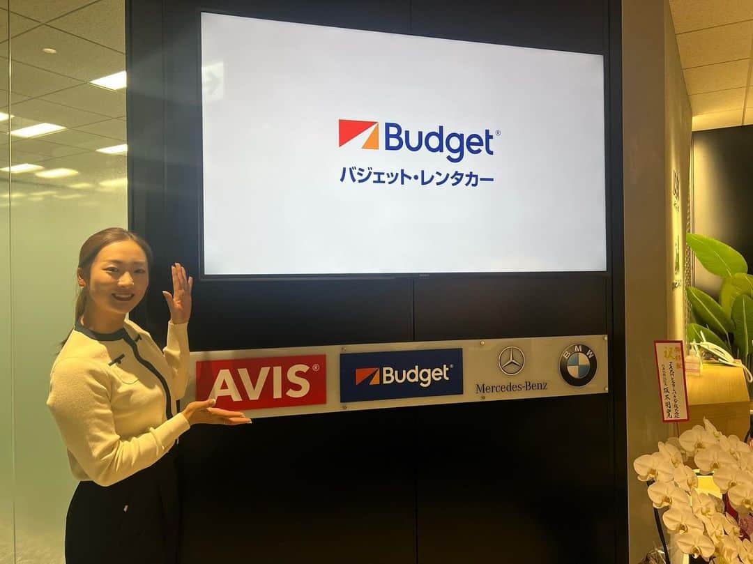 松田鈴英のインスタグラム：「先日、お世話になっているバジェットレンタカーさんが、新社屋にご移転されたので、サプライズでお伺いしました。 開放感があり、とても綺麗なオフィスに感動🥺 スタッフの皆さまも気持ちよく過ごされて、私のモチベーションも高まりました！！ 今回、突然お伺いしたにも関わらず、温かく迎えていただき有難うございました🙇‍♀️  #バジェットレンタカー」