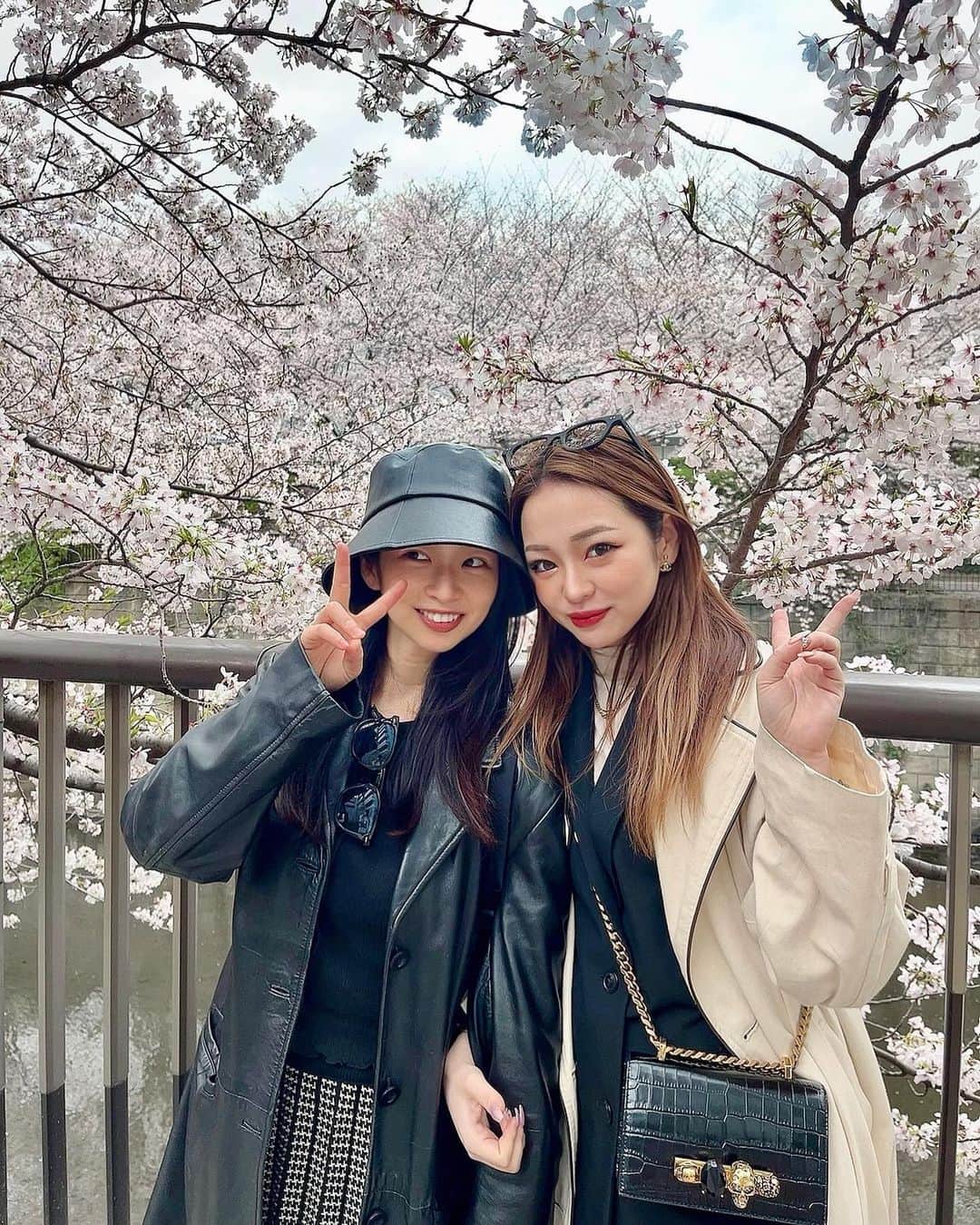 KEIのインスタグラム：「ふたごでお花見。距離感はいつも近い。🌸  #おーけいついんず #双子 #一卵性双生児」
