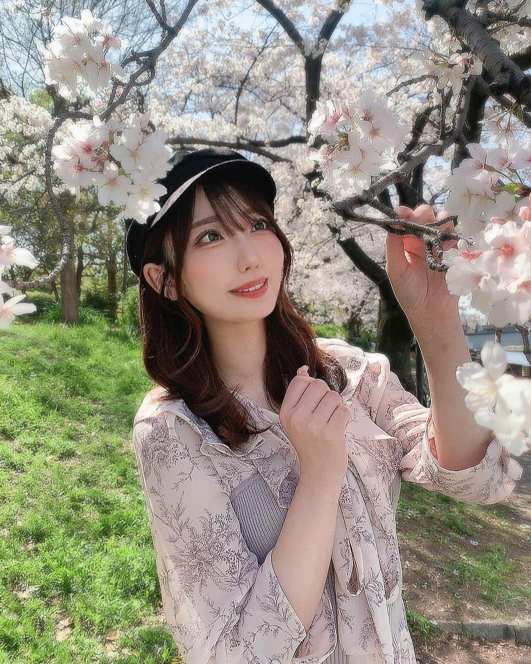 のインスタグラム：「桜満開🌸♡ ・ 良いお天気の日にお花見できてよかった🐶♡ ・ ・ #お花見　#大阪城公園　#桜 #花見スポット #大阪観光」