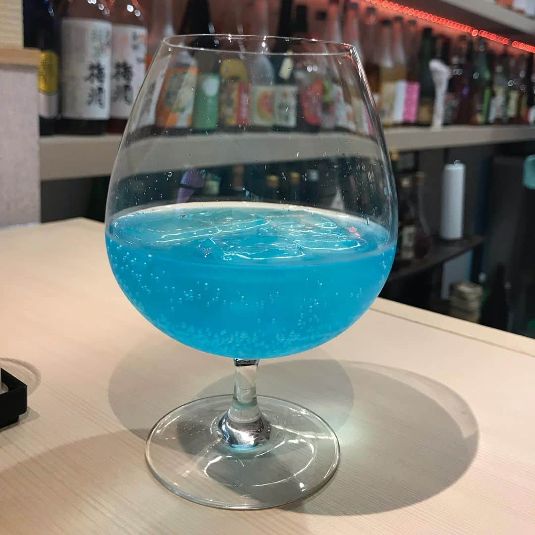 佐々木みえさんのインスタグラム写真 - (佐々木みえInstagram)「@umetohachi  梅酒飲みに行ってきたよー！  梅酒選ぶの難しすぎるくらい 種類がたくさん(^^) サザエさんやカープ坊やのラベル発見！！！🤣笑笑 オリジナル梅酒は青くてキラキラ🤩 料理 も梅がチラホラ スライストマトに🍅梅の胡麻がかかってた。ちょっとピンクな胡麻。 パスタは梅こぶペペロンチーノ。  わたしはもっと味は濃いめが好みかな。 でも美味しかった^ ^  #天満飲み  #天満グルメ  #woomypr   #梅 #梅酒 #飲み比べ #お酒好き #酒好き #飲み過ぎ #飲酒タグラム #お料理 #季節 #コース #女子会 #dinner #instagood」3月29日 22時40分 - ruby.sasamin