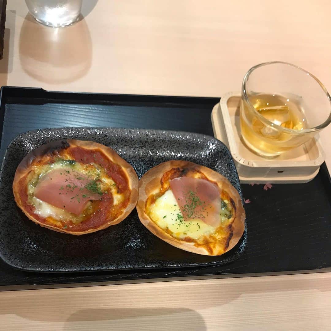 佐々木みえさんのインスタグラム写真 - (佐々木みえInstagram)「@umetohachi  梅酒飲みに行ってきたよー！  梅酒選ぶの難しすぎるくらい 種類がたくさん(^^) サザエさんやカープ坊やのラベル発見！！！🤣笑笑 オリジナル梅酒は青くてキラキラ🤩 料理 も梅がチラホラ スライストマトに🍅梅の胡麻がかかってた。ちょっとピンクな胡麻。 パスタは梅こぶペペロンチーノ。  わたしはもっと味は濃いめが好みかな。 でも美味しかった^ ^  #天満飲み  #天満グルメ  #woomypr   #梅 #梅酒 #飲み比べ #お酒好き #酒好き #飲み過ぎ #飲酒タグラム #お料理 #季節 #コース #女子会 #dinner #instagood」3月29日 22時40分 - ruby.sasamin
