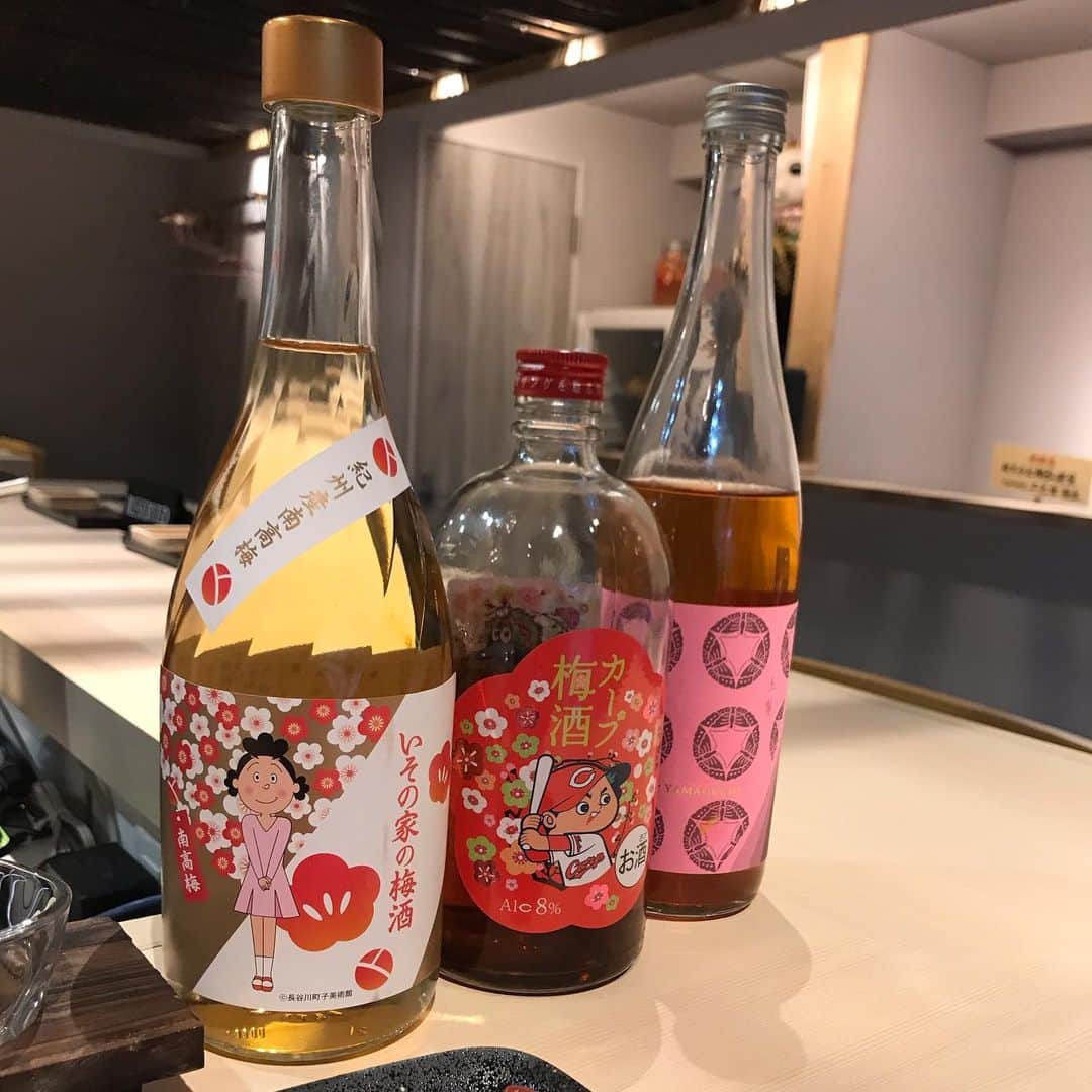 佐々木みえさんのインスタグラム写真 - (佐々木みえInstagram)「@umetohachi  梅酒飲みに行ってきたよー！  梅酒選ぶの難しすぎるくらい 種類がたくさん(^^) サザエさんやカープ坊やのラベル発見！！！🤣笑笑 オリジナル梅酒は青くてキラキラ🤩 料理 も梅がチラホラ スライストマトに🍅梅の胡麻がかかってた。ちょっとピンクな胡麻。 パスタは梅こぶペペロンチーノ。  わたしはもっと味は濃いめが好みかな。 でも美味しかった^ ^  #天満飲み  #天満グルメ  #woomypr   #梅 #梅酒 #飲み比べ #お酒好き #酒好き #飲み過ぎ #飲酒タグラム #お料理 #季節 #コース #女子会 #dinner #instagood」3月29日 22時40分 - ruby.sasamin