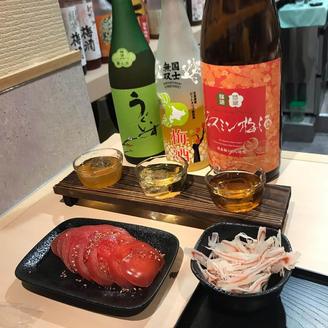 佐々木みえさんのインスタグラム写真 - (佐々木みえInstagram)「@umetohachi  梅酒飲みに行ってきたよー！  梅酒選ぶの難しすぎるくらい 種類がたくさん(^^) サザエさんやカープ坊やのラベル発見！！！🤣笑笑 オリジナル梅酒は青くてキラキラ🤩 料理 も梅がチラホラ スライストマトに🍅梅の胡麻がかかってた。ちょっとピンクな胡麻。 パスタは梅こぶペペロンチーノ。  わたしはもっと味は濃いめが好みかな。 でも美味しかった^ ^  #天満飲み  #天満グルメ  #woomypr   #梅 #梅酒 #飲み比べ #お酒好き #酒好き #飲み過ぎ #飲酒タグラム #お料理 #季節 #コース #女子会 #dinner #instagood」3月29日 22時40分 - ruby.sasamin