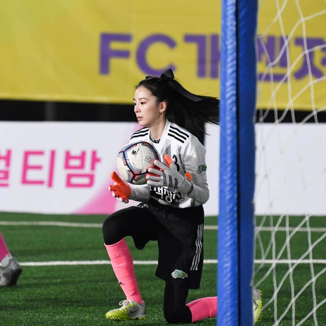 アイリーン・キムのインスタグラム：「오늘 방송 보신 분들은 이미 알고 계시겠지만 이번 시즌 골때녀에 참여할 수 없게 됐어요.   그동안 구척팀의 멤버로 함께 땀 흘리고 노력하고 눈물도 흘리면서 정말 많은 것들을 배운 것 같아요. 인생에서 정말 잊지못할 행복한 순간을 함께 해준 모든 골때녀 멤버들과, 감독님들, 코치님들, 제작진 분들, 그리고 응원해주신 분들께 정말 감사하다는 말을 하고 싶어요.  앞으로도 구척팀 그리고 골 때녀도 계속 사랑해주세요. 저도 계속 응원할게요♥️   - 영원한 검은리본 아이린   I’m so sad and torn that I wasn’t able continue soccer again this season.  Due to my overwhelming amount of overseas schedules and my health I wasn’t able to play to my full potential for my team.  I know how much dedication and strenuous practice hours it takes to play well and I am deeply sorry I wasn’t able to fulfill my duty as a player.  Through all the sweat, pain, and tears nothing will ever amount to all the joy and love my team members and soccer brought me.   Thank you for all the support throughout the seasons and I will be rooting for my Giants! I hope everyone can continue to root for the Giants too♥️  Love, Forever black ribbon Irene 🖤🎀」