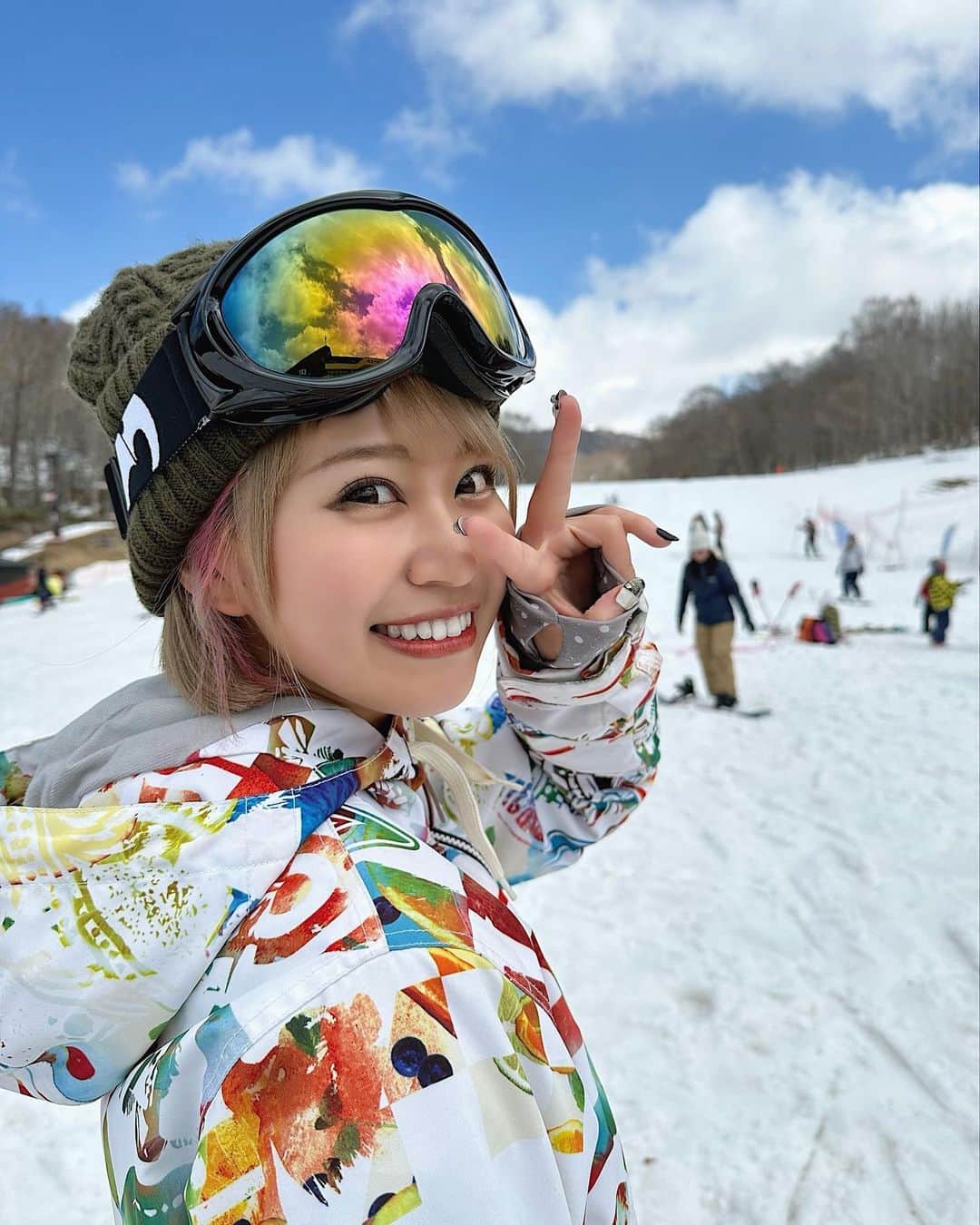 牧野広実のインスタグラム：「⑅◡̈*  　　　　　 初めてスノボへ行きました🏂　　　 海が大好きだけど山も良い…！　　　 自然って最高ですね🌳　　　 　　　　　　 　　　　 #snowboard #スノボ女子 #surfing #surfgirl #サーフィン女子」