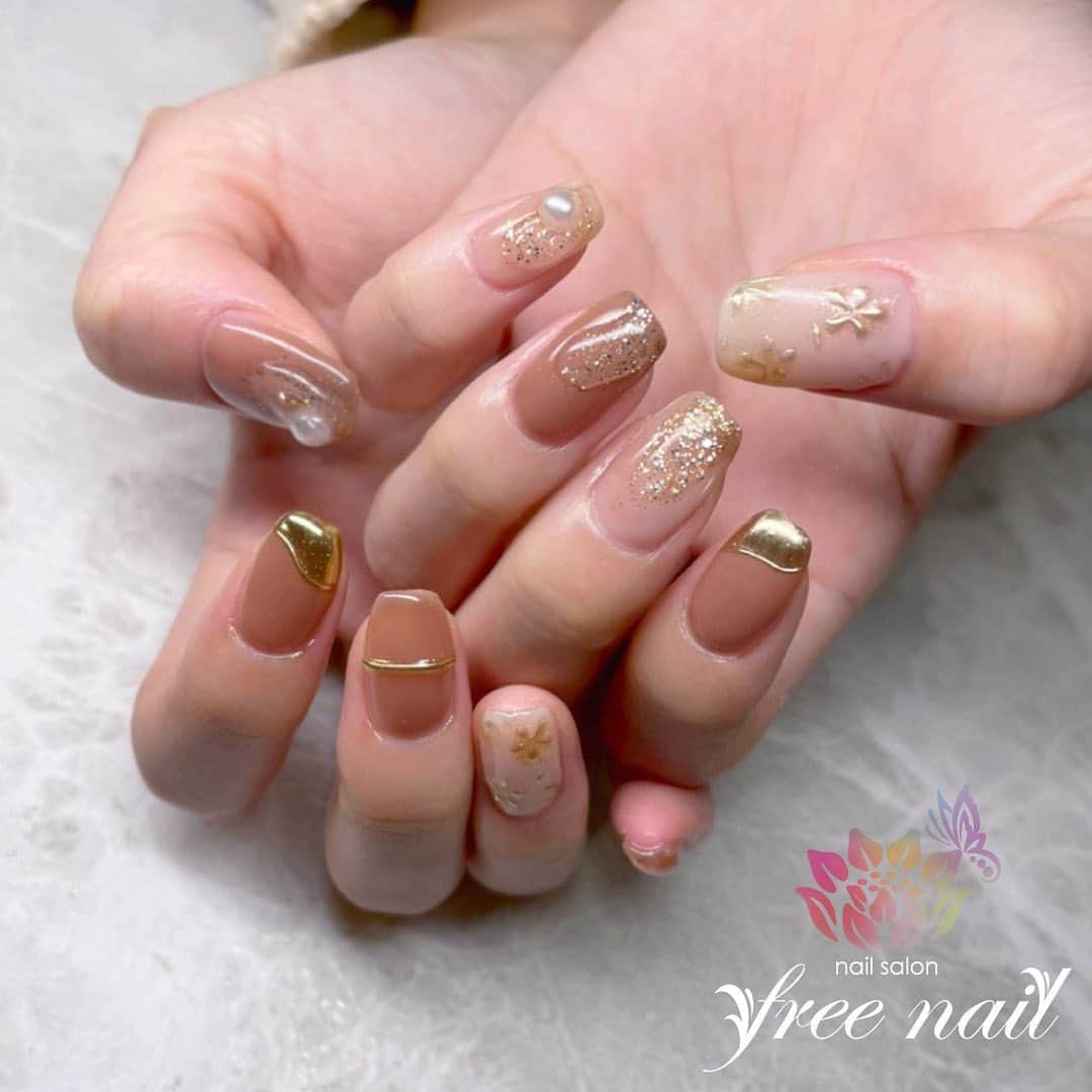 free nail フリーネイルのインスタグラム：「. お客様ネイル💅🏻🪷 . ヌーディーネイル⚜️ . 大人おしゃれデザイン💄 . ご来店ありがとうございました🙇🏻‍♀️🙇🏻‍♀️🙇🏻‍♀️💗 . #ネイルアート #ジェルネイル #ネイルサロン #大阪ネイルサロン #ネイルデザイン #ネイルチェンジ #ミラーネイル #フラワーネイル #立体ネイル #ラメネイル #ベージュネイル #ヌーディーネイル #デザインネイル #トレンドネイル #おしゃれネイル #大人ネイル #春ネイル #springnails #nailsart #nailsdid #美甲 #日式美甲 #日式美甲胶 #日本美甲师 #日本美甲老师 #美甲上课 #日本胶 #フリーネイル #freenail」