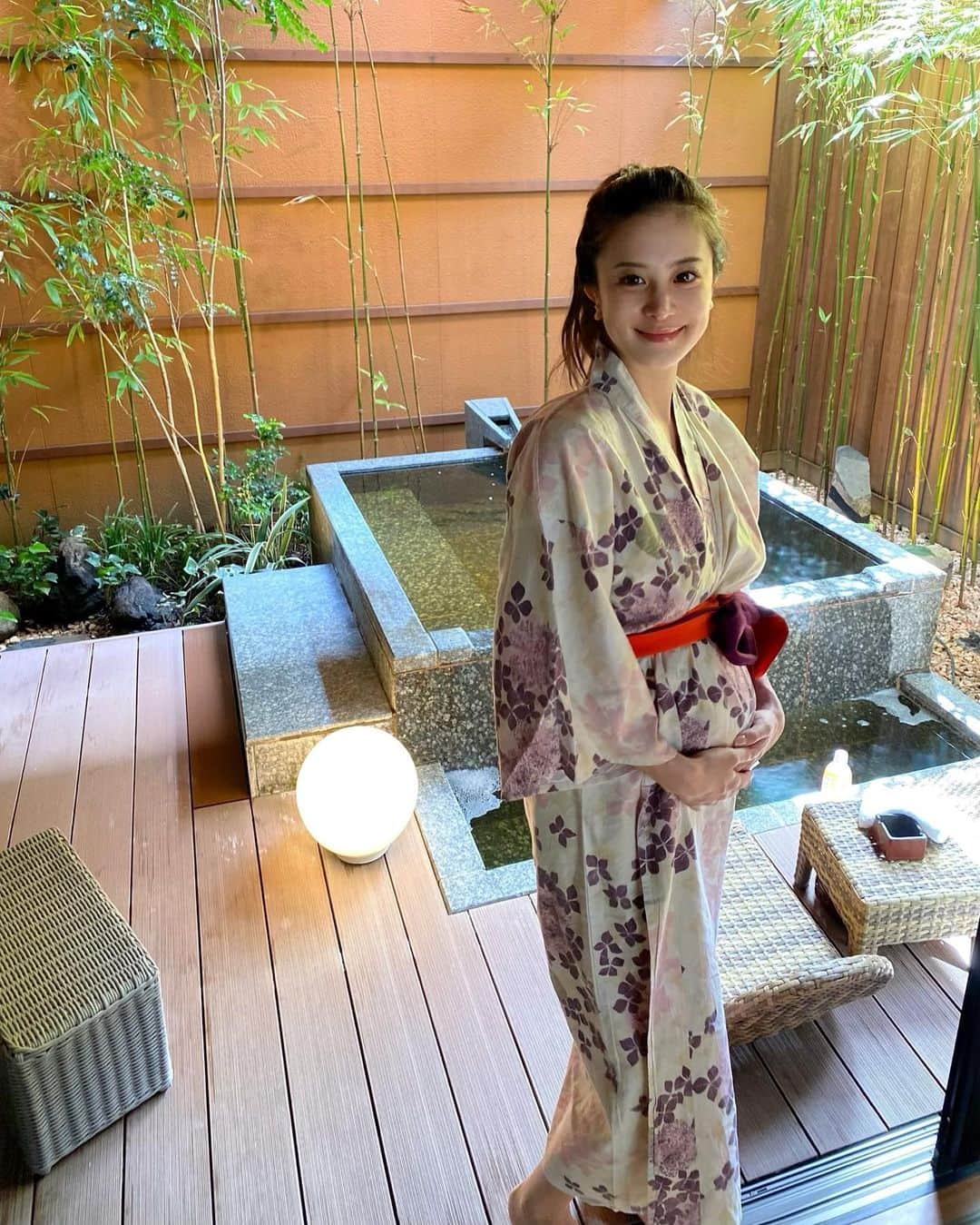 miiのインスタグラム：「温泉ばっかり行ってる😂 顔も足の甲までぱんぱん😂 👨🏻とふたりで出かけられる時間もあと少しだ💦  #温泉旅行#マタニティーライフ #妊婦記録」