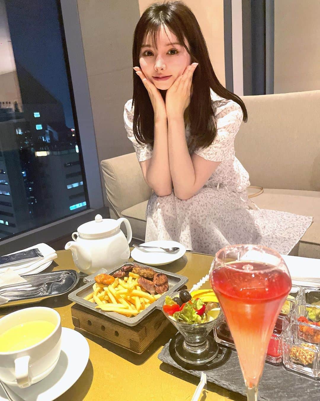 まりんのインスタグラム：「弟が仙台に帰ってきた✨ 久しぶりに一緒にご飯☺️🍽💓 一緒に撮らずに、私だけ撮ってもらった🤣💓笑」