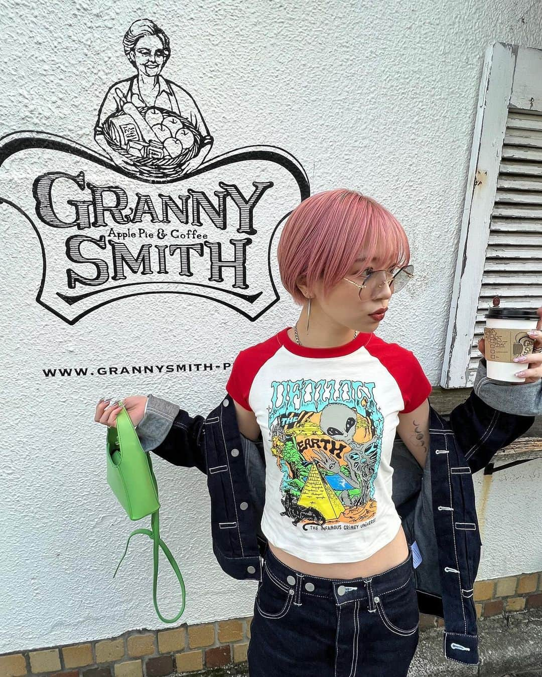 SARAのインスタグラム：「💚🌸☕️🌞👽❤️‍🔥  Denim set up: @basicks_official  T-shirt: @grimey_wear  eyewear: @solakzade_optician   #outfit #ootd   うん。まだこの格好寒かった。」