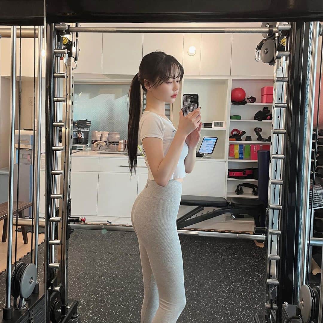 中村里砂のインスタグラム：「週2のパーソナルトレーニング、 @bosty_official の阿部さんにお世話になってます。 ボディメイクが好きなので、理想になるまでコツコツ頑張る💪🏻」