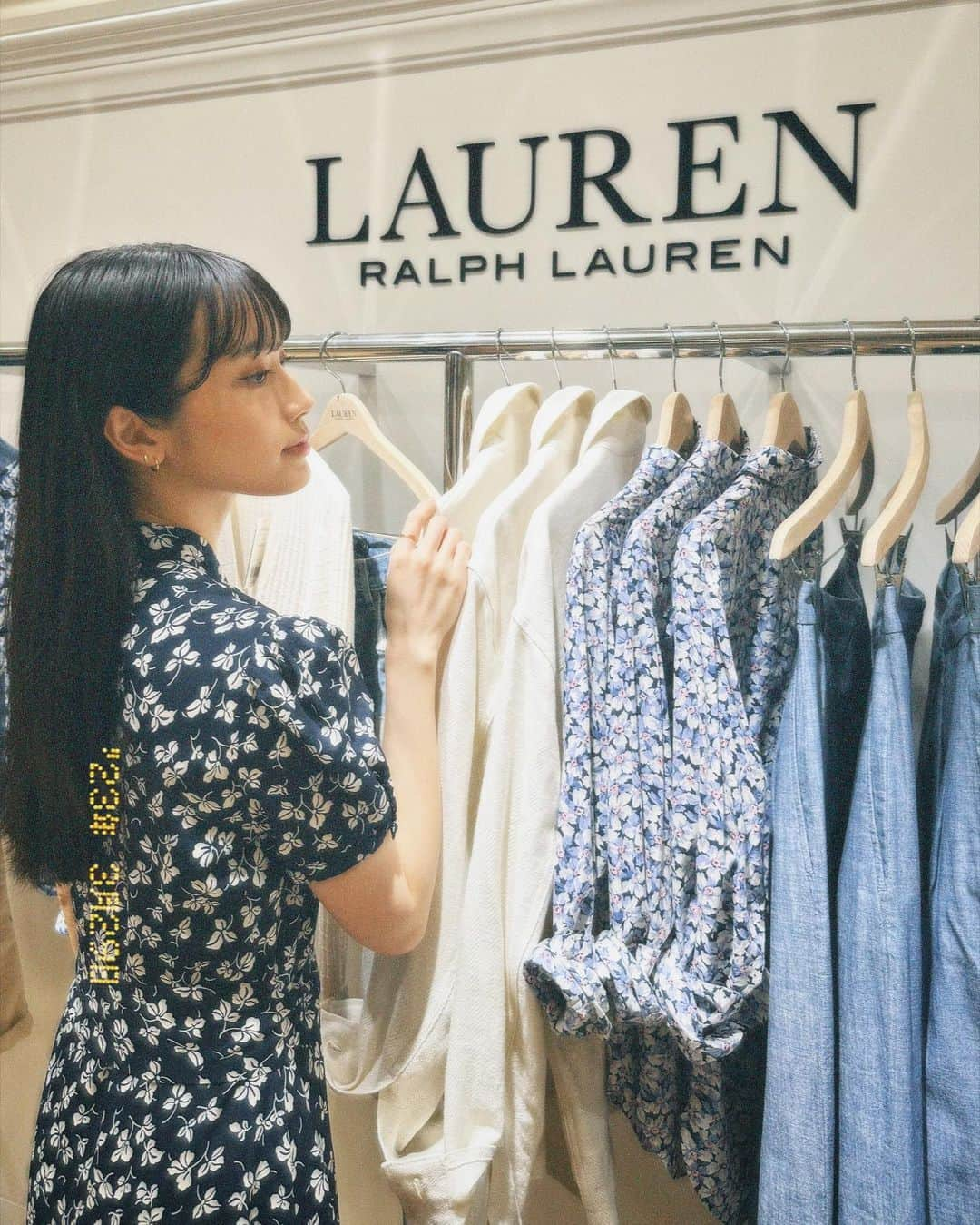 甲斐まりかのインスタグラム：「LAUREN RALPH LAUREN🐎   @laurenralphlauren のポップアップ 今日から4/11まで、高島屋玉川で開催中です🌸  私が着用しているネイビーの花柄ワンピースも春コレクションのもので、胸元の深めのスリットと袖のパフ感がかわいいんです🌸🌸  ラルフローレンらしいクラシックなものから、 少し大人な抜け感のあるカジュアルなものまで揃っています〜！是非♡  #poloralphlauren #laurenralphlauren #LRfamous #高島屋玉川 #takashimayatamagawa」