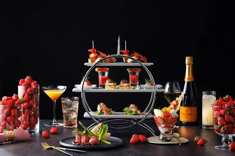 Courtyard Shin-Osaka St Courtyard by Marriott Shin-Osaka Stationのインスタグラム：「📍Bar19  🍓春限定イブニングハイティー 【A BOUNTY OF STRAWBERRIES】  前菜からデザートまで、いちごに溺れる贅沢なひとときをシャンパン ヴーヴ・クリコのフリーフローとともにお愉しみください✨ いちごの食べ放題や7種のいちごカクテルもございます🍓  Feast your eyes on a stand full of strawberry-based appetizers and fish dishes. For the main dish, savor the Angus roast beef served with red wine and berry sauce. In addition to a strawberry parfait and the strawberry buffet for dessert, guests can treat themselves to all-you-can-drink Veuve Clicquot champagne, seven varieties of strawberry cocktails, and ten varieties of black tea for a time full of strawberry.  期間： ～2023年5月31日(水) 時間： 17:00～20:00ラストオーダー※月曜日を除く 土・日曜日、 祝日14:00～20:00ラストオーダー 金額： 1名様 8,800円 フリーフロードリンク付き(90分制)」