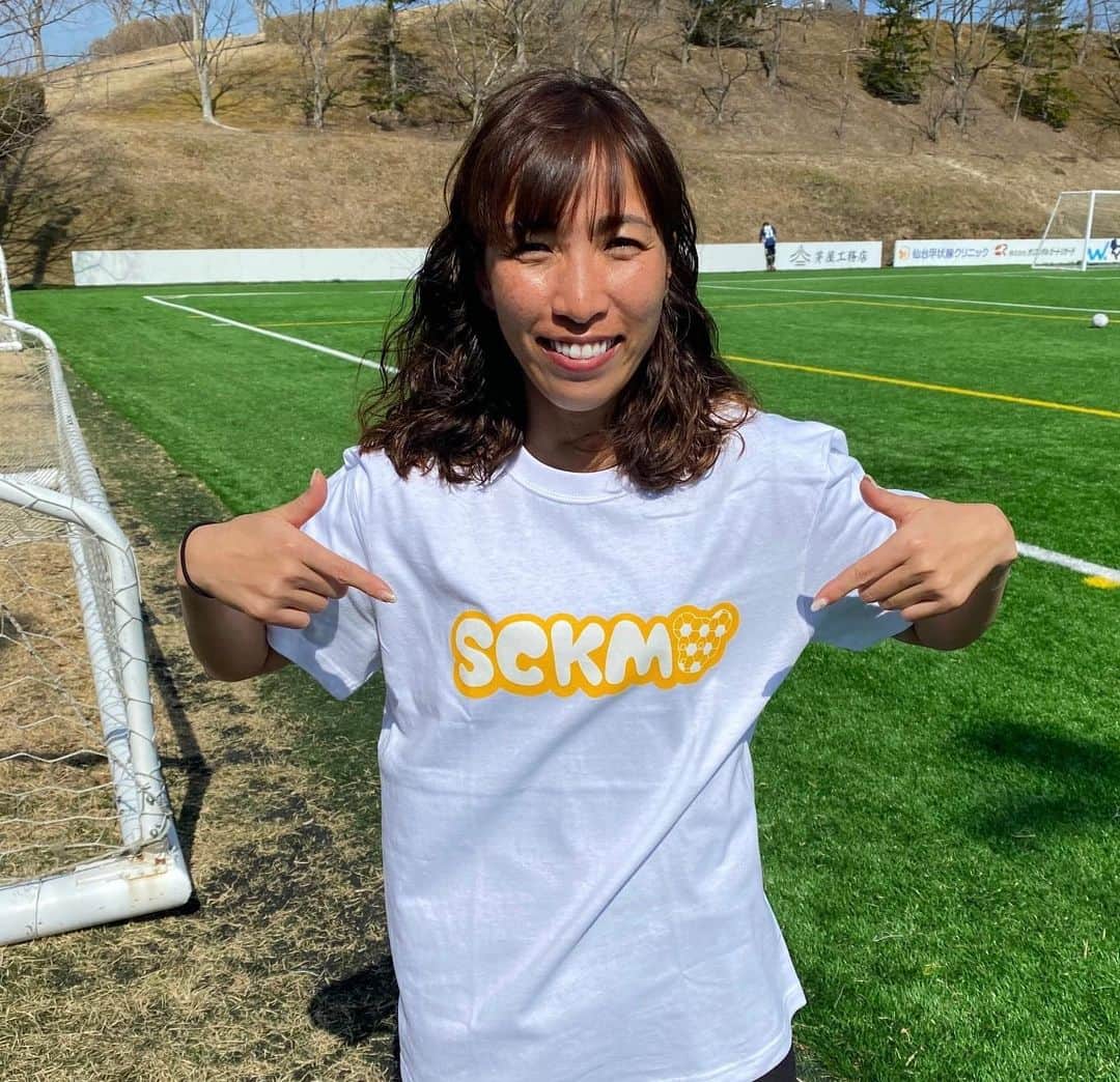 中島依美のインスタグラム：「⚽️🧸 SCKM⚽️🧸 @soccer_kuma_ ↑ここから注文できます⭐️ Kid'sとBabyもあるので familyで揃えちゃうのも可愛いと 思います🫶 プレゼント🎁にもいいですね☺️ カラーもたくさんあります👏 みなさんチェックしてみてください🤗 ⁡ #さっかーくま #さかくま #Tシャツ」