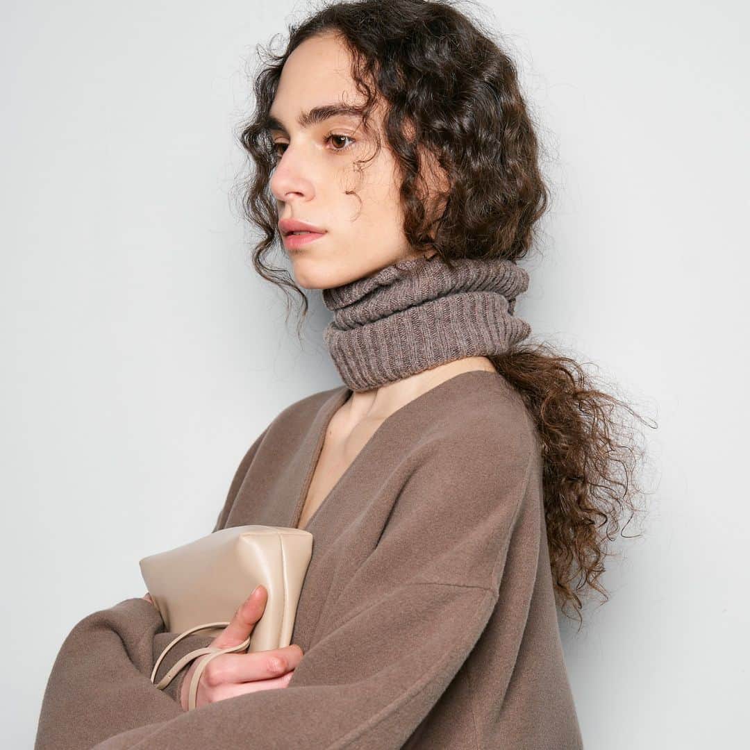 資生堂 のインスタグラム：「RUOHAN (@ruohan.co ) Fall / Winter 2023 Collection  Makeup led by Ai Nieda (贄田 愛) 　@ai_n_____  Hair led by Ikuko Shindo (進藤 郁子)　 @ikuko_shindo_official   #RUOHAN #pfw #paris #parisfashionweek #fashion #aw23 #ファッション #ビューティー #パリコレ #shiseidohma #贄田愛 #進藤郁子」