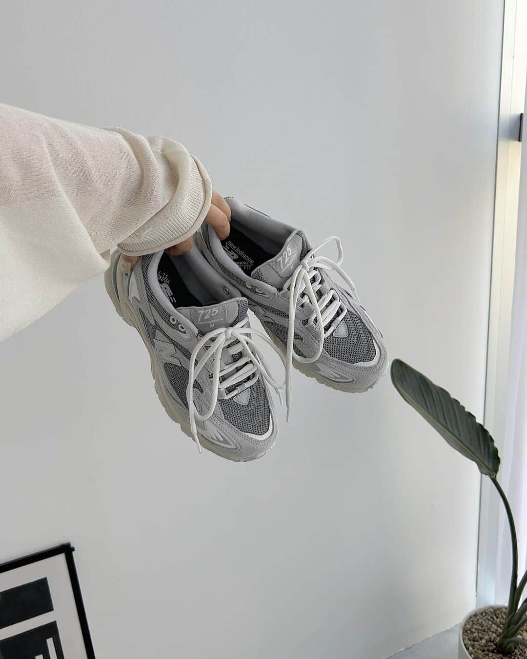 tarouのインスタグラム：「リールにしか載せてなかった最近のお気に入り。👟    ニューバランスのML725AAです🫧  ニューバランスってすぐ売り切れるイメージだけど このシューズは何故かずっと売り切れにならない。😶  もっとスニーカー欲しいなぁと思わせてくれた 1足です、おすすめ🏃🏃   -  この時期になると周りのお友達たちが クリスマス前のお母さんみたいに 「何欲しい？」って聞いてくれるんだけど いざ聞かれると何も出てこないなぁって いつも思います😶💭  みんなならなんて答える？     #ニューバランス725 #ニューバランス #ml725  #newbalance #newbalance725 #足元倶楽部  #購入品 #購入品紹介 #zozotown購入品」